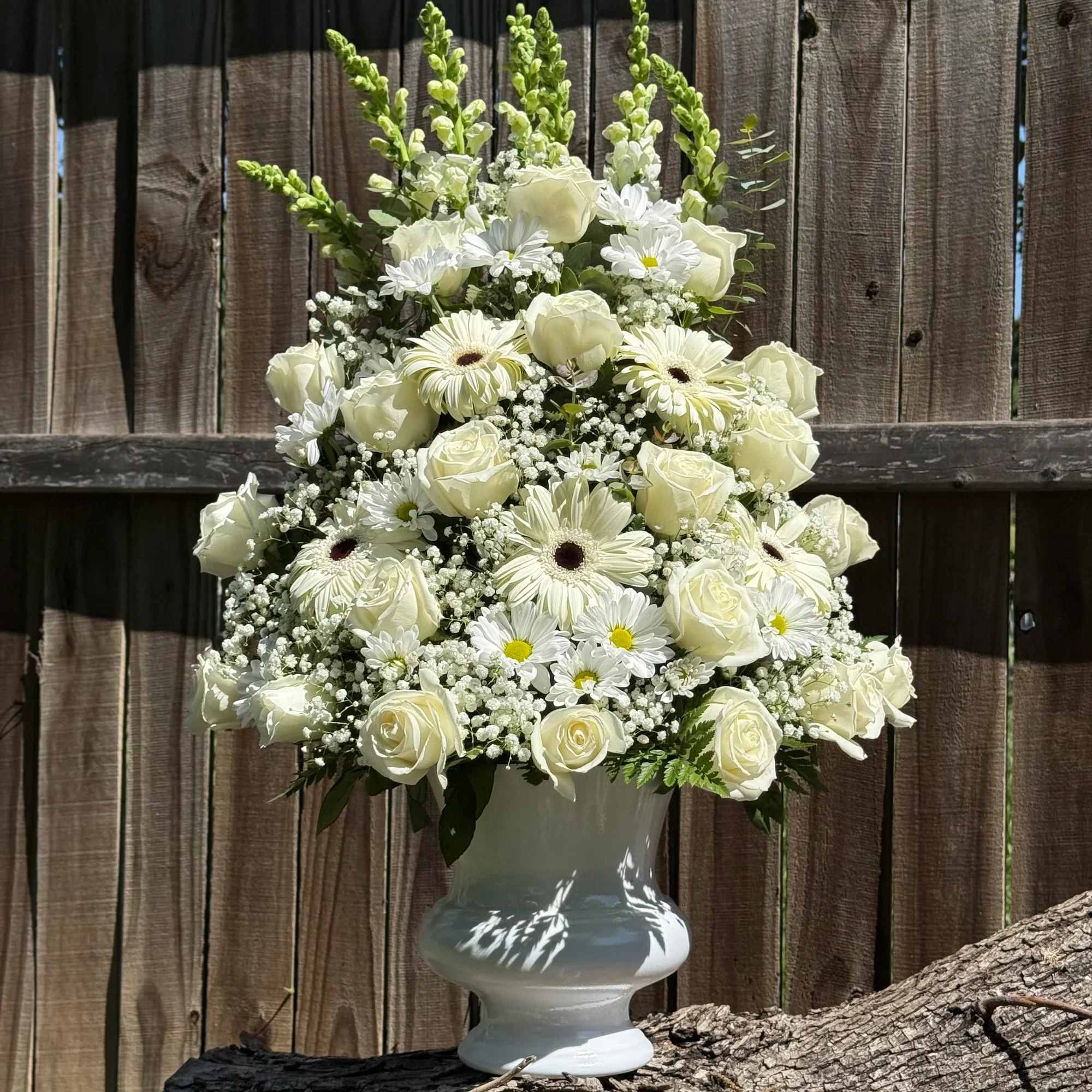 Elegante arreglo floral en tonos blancos dise&ntilde;ado con rosas, gerberas, margaritas y