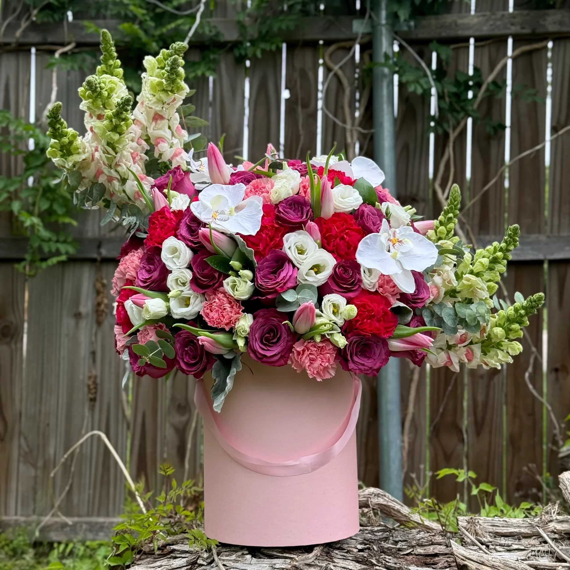 Arreglo floral elegante en caja rosa con una hermosa combinaci&oacute;n de rosas