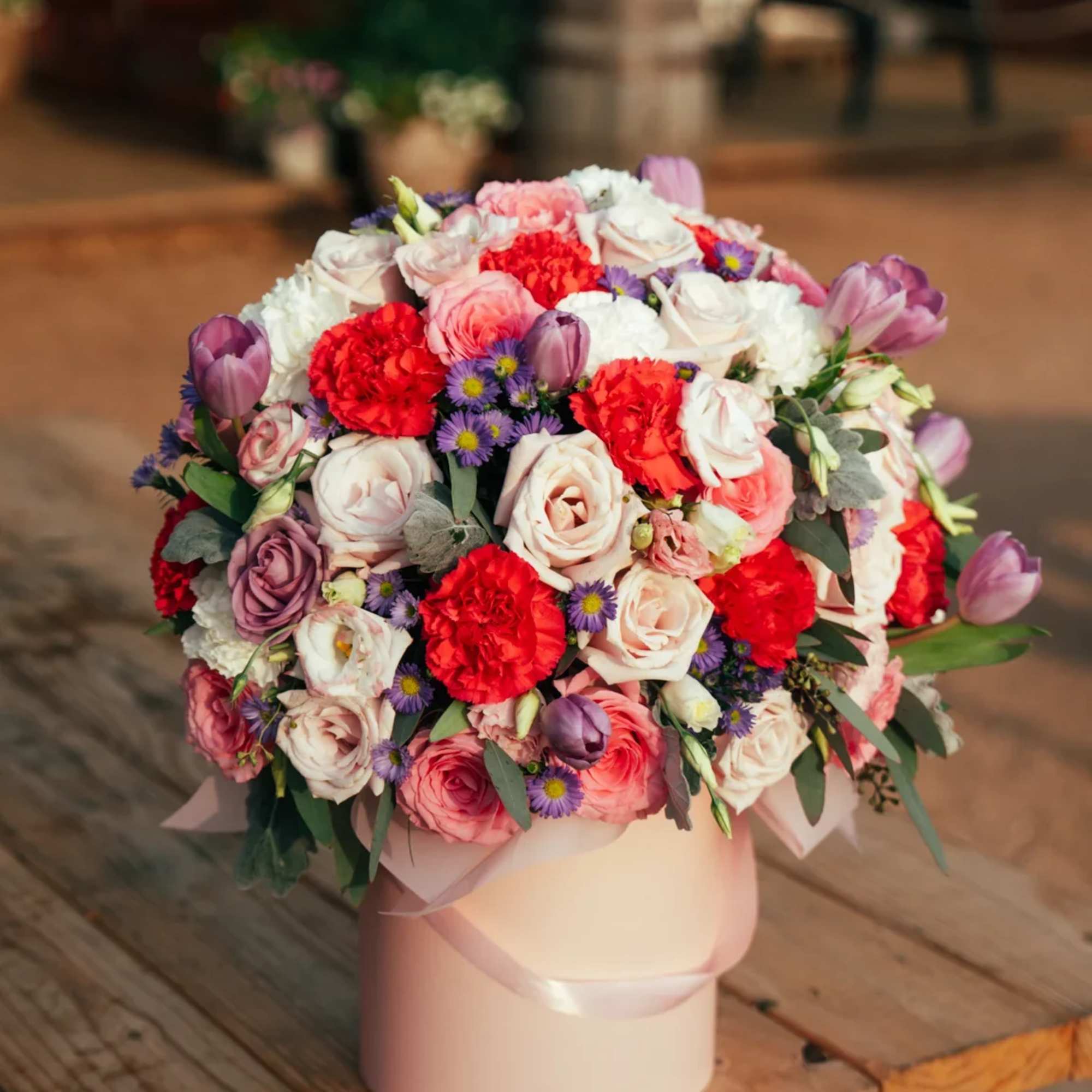 Hermosa caja floral de lujo dise&ntilde;ada con rosas, tulipanes, claveles y flores