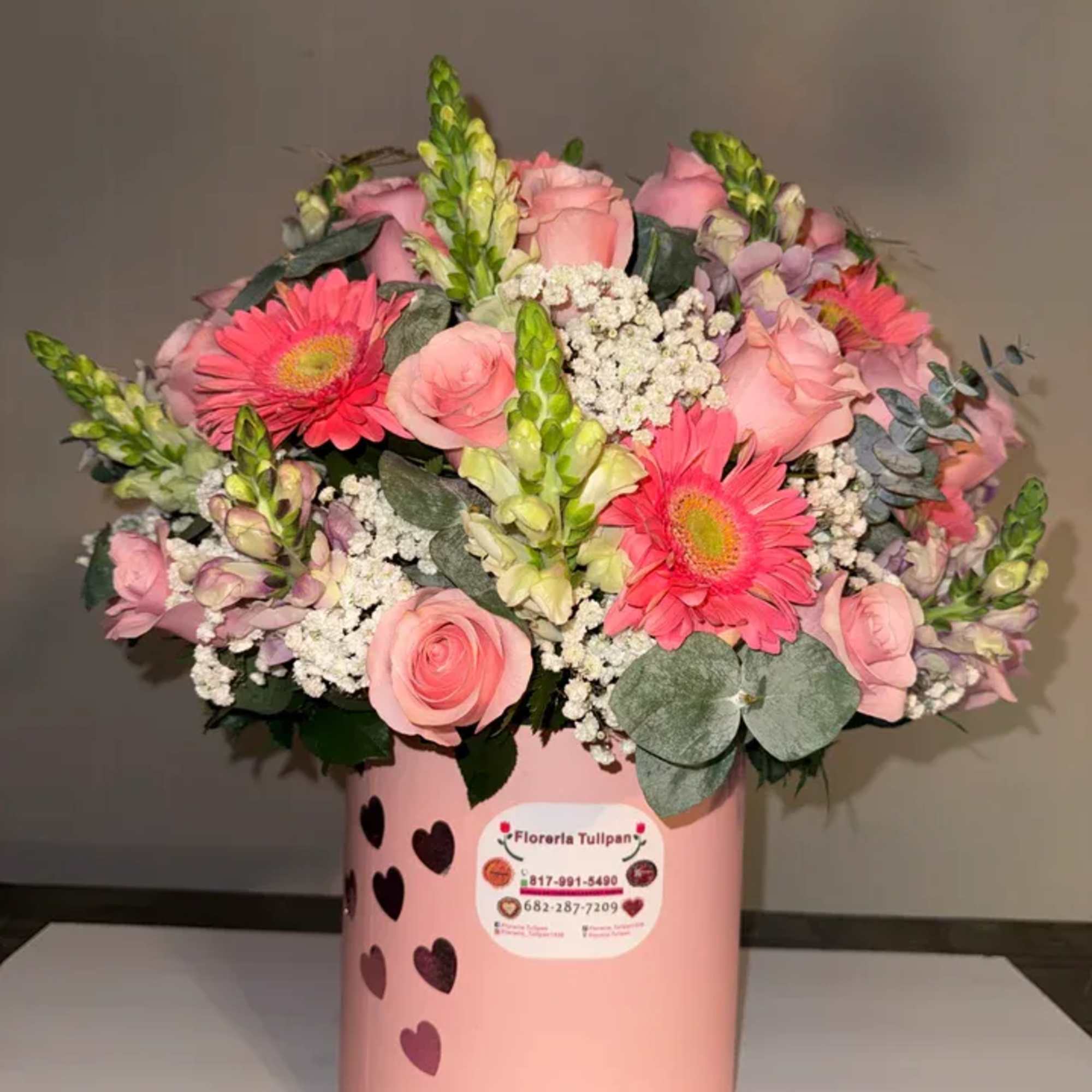 Sorprende con este hermoso arreglo floral dise&ntilde;ado en una elegante caja cil&iacute;ndrica