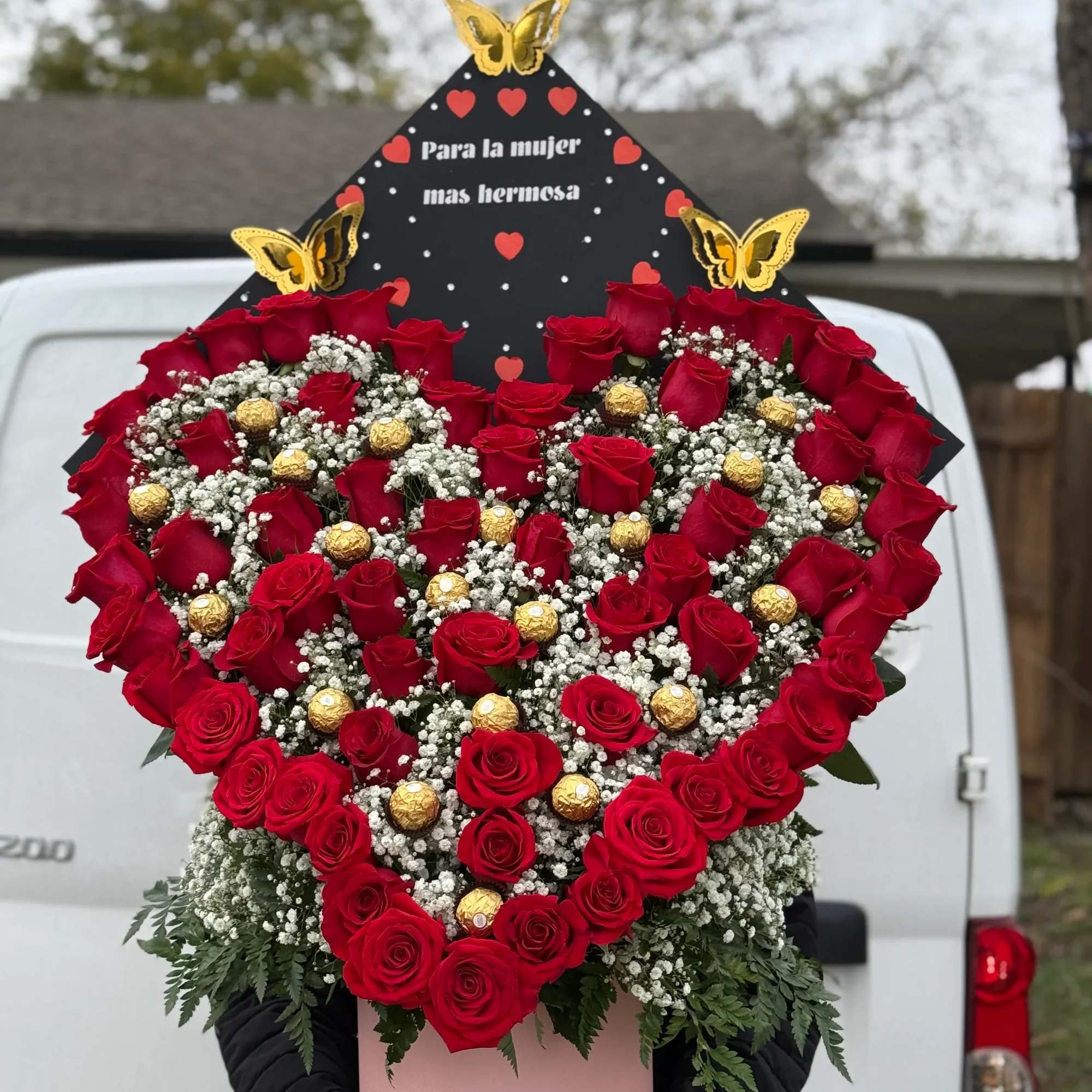 ️ Arreglo Floral en Forma de Coraz&oacute;n con Peluche y Chocolates 

Expresa