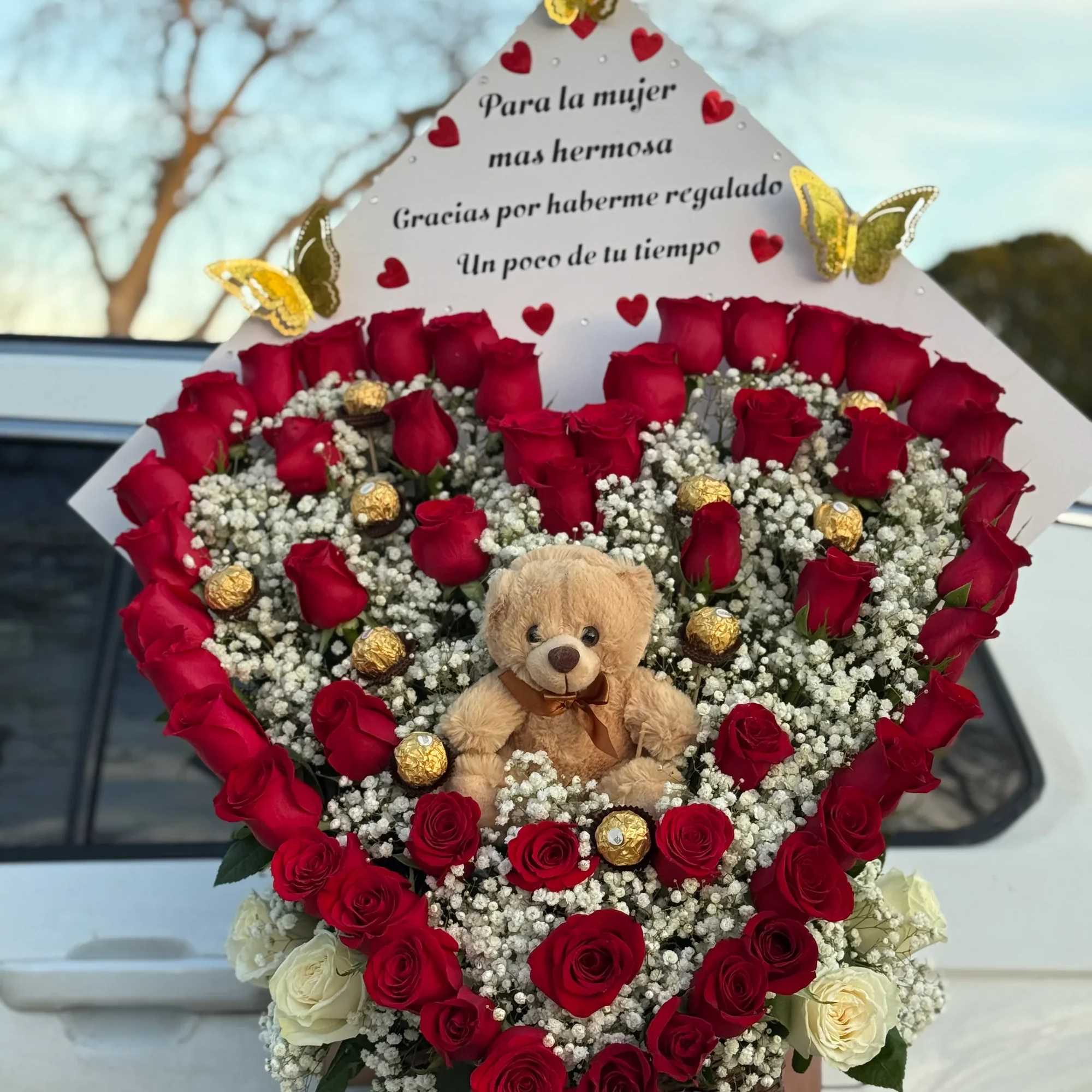 ️ Arreglo Floral en Forma de Coraz&oacute;n con Peluche y Chocolates 

Expresa