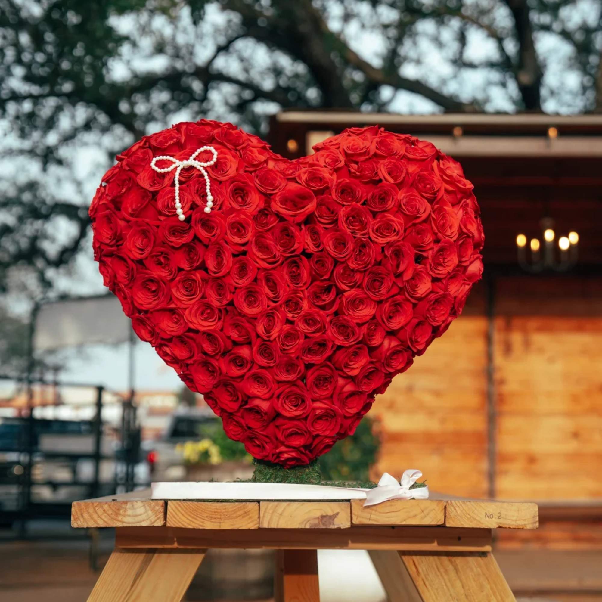 Impresionante coraz&oacute;n floral elaborado con rosas rojas frescas, s&iacute;mbolo perfecto de amor