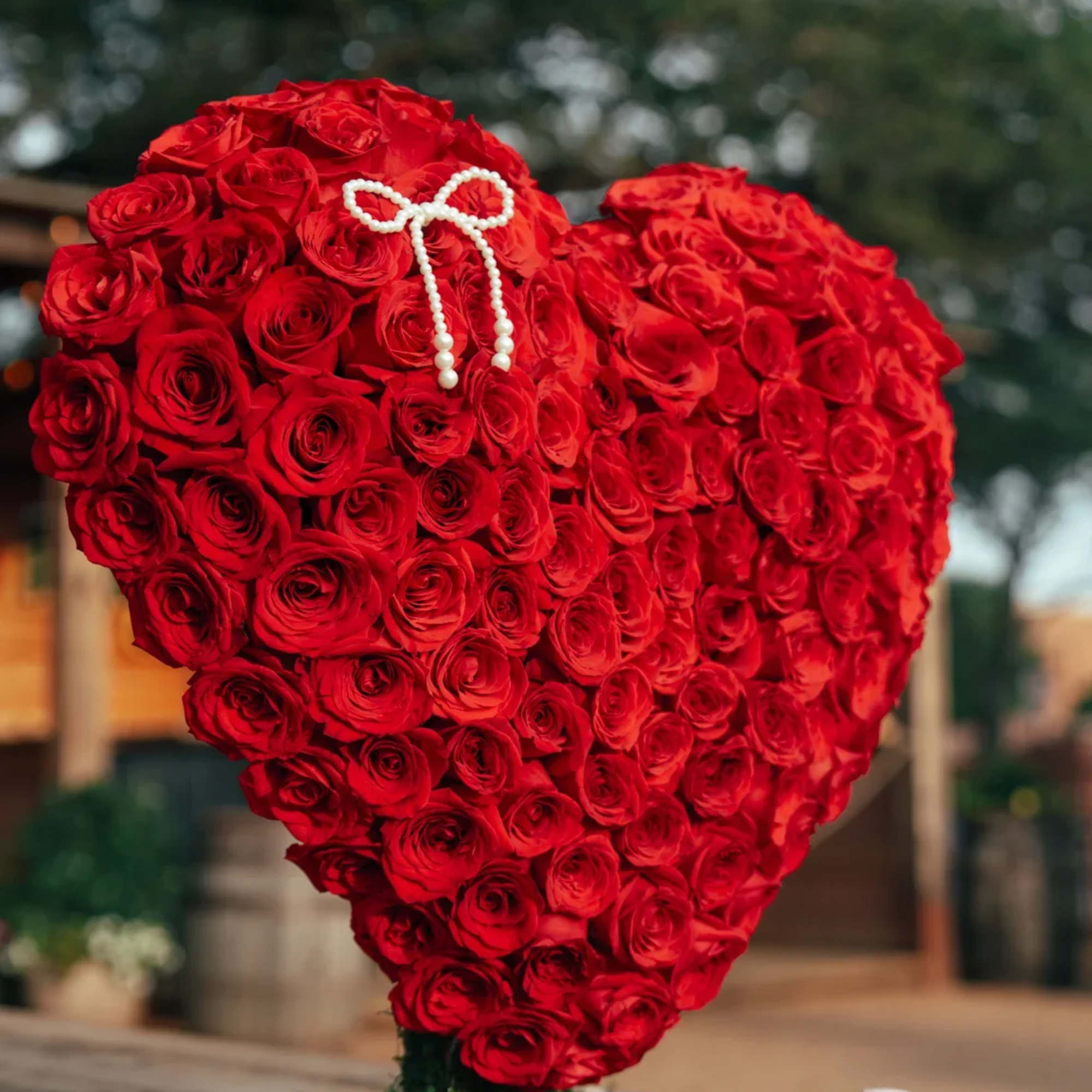Impresionante coraz&oacute;n floral elaborado con rosas rojas frescas, s&iacute;mbolo perfecto de amor