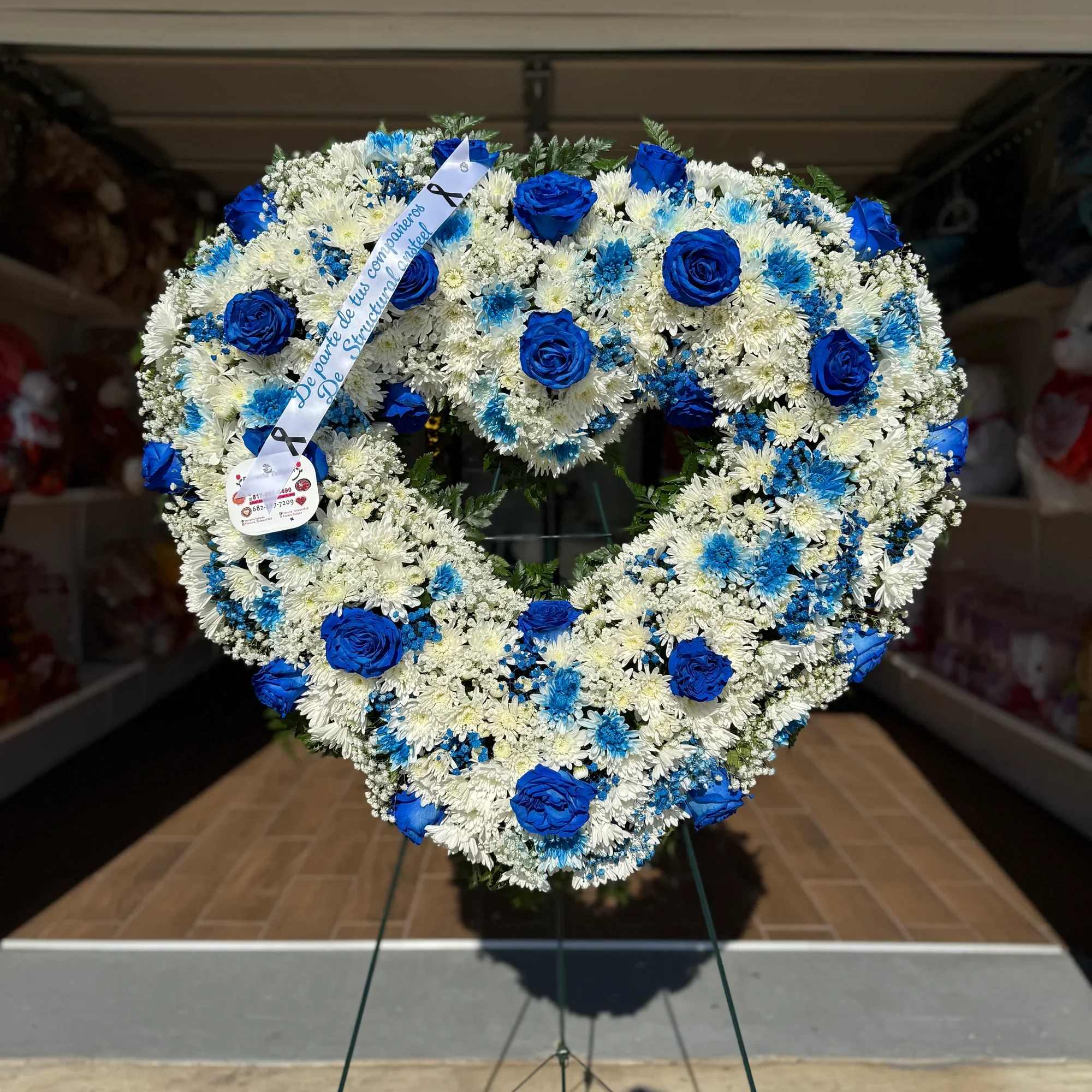  Corona F&uacute;nebre en Forma de Coraz&oacute;n &ndash; Tonos Blanco y Azul