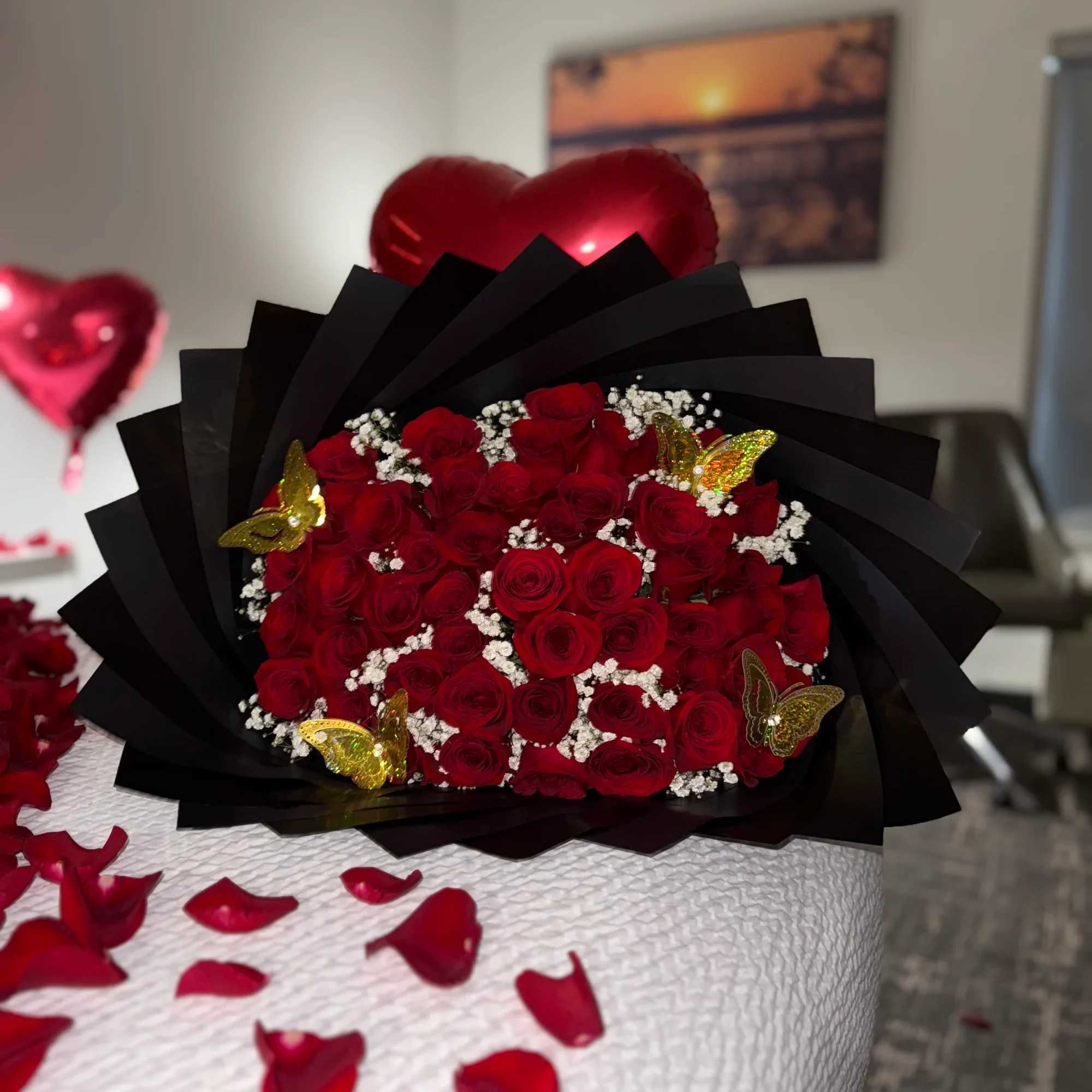  Decoraci&oacute;n Rom&aacute;ntica Premium con P&eacute;talos y Globos en Forma de Coraz&oacute;n

Sorprende