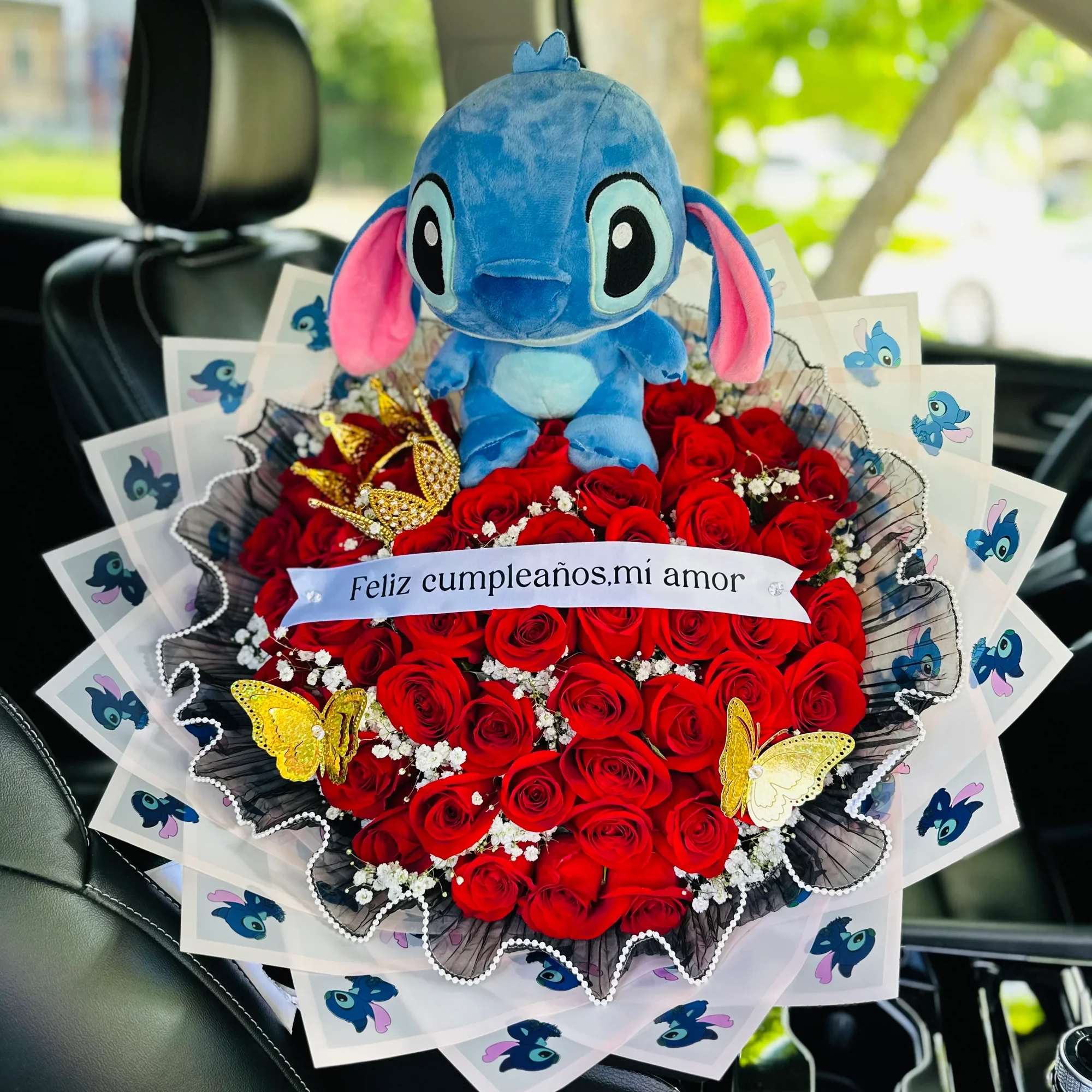  Ramo Especial Stitch con Rosas Rojas &ndash; Feliz Cumplea&ntilde;os, Mi Amor