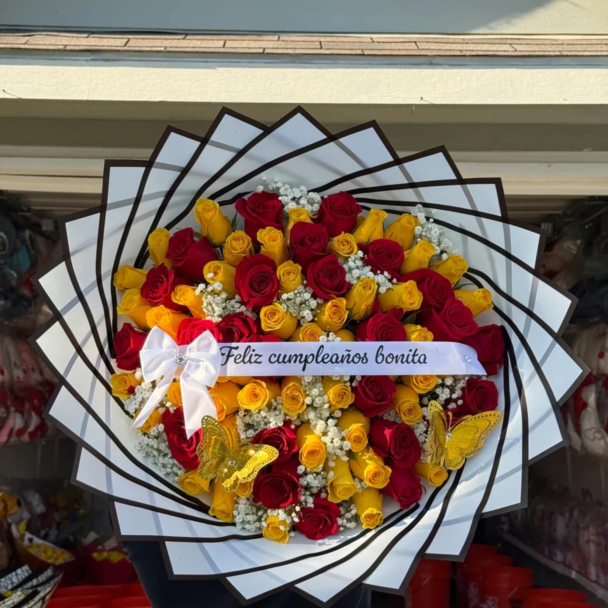 Sorprende en su d&iacute;a especial con este hermoso y elegante arreglo floral