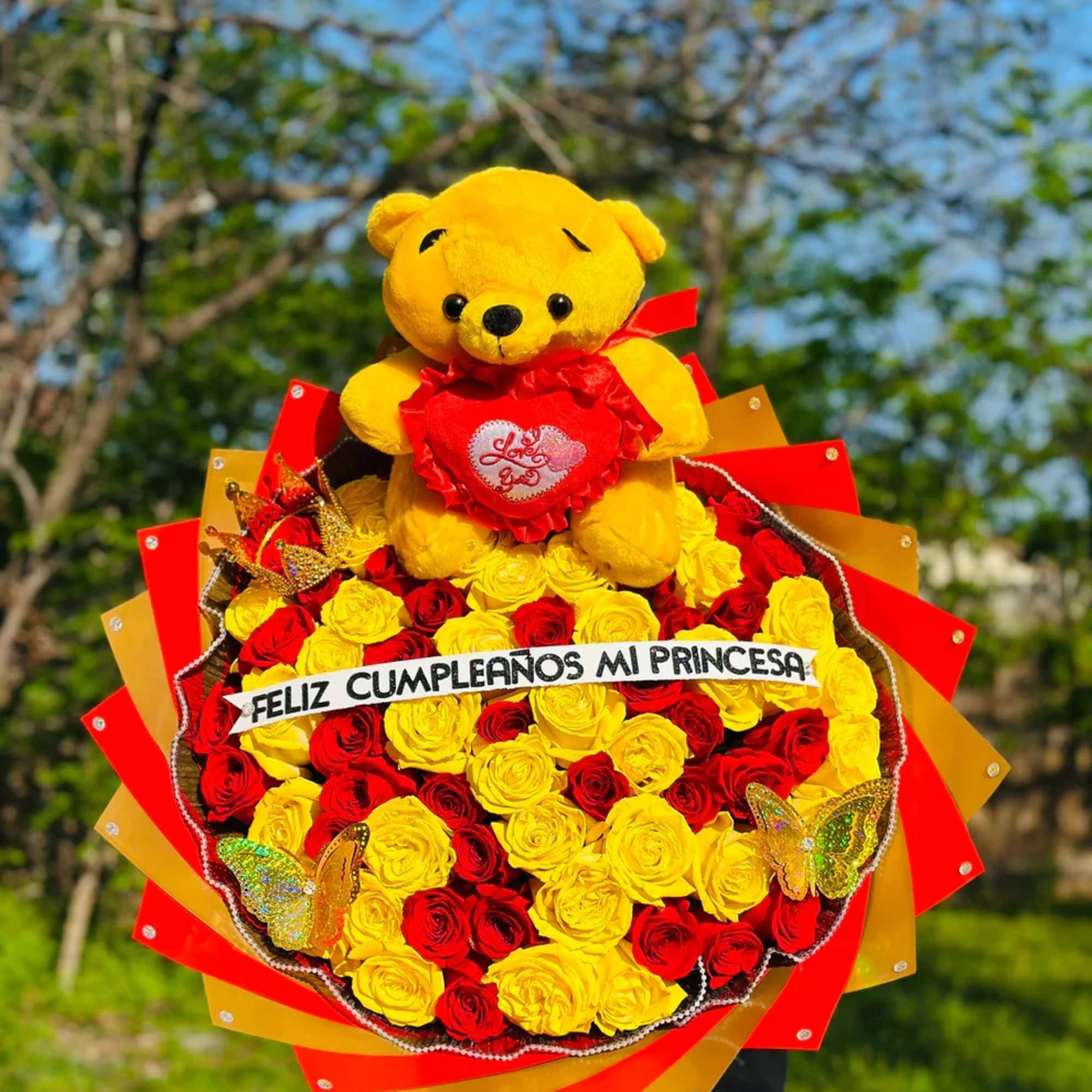 Sorprende en su d&iacute;a especial con este hermoso y elegante arreglo floral