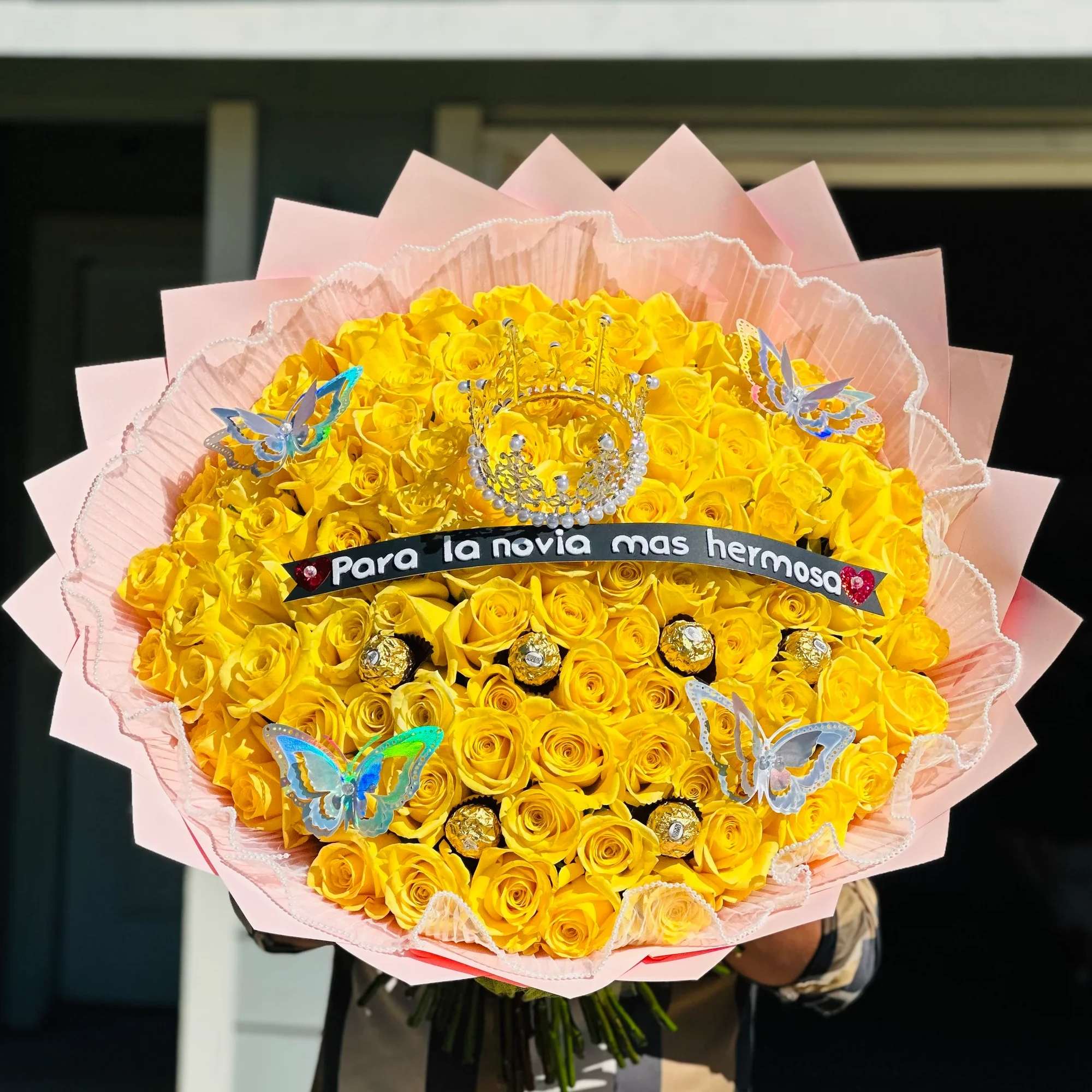 Sorprende en su d&iacute;a especial con este hermoso y elegante arreglo floral