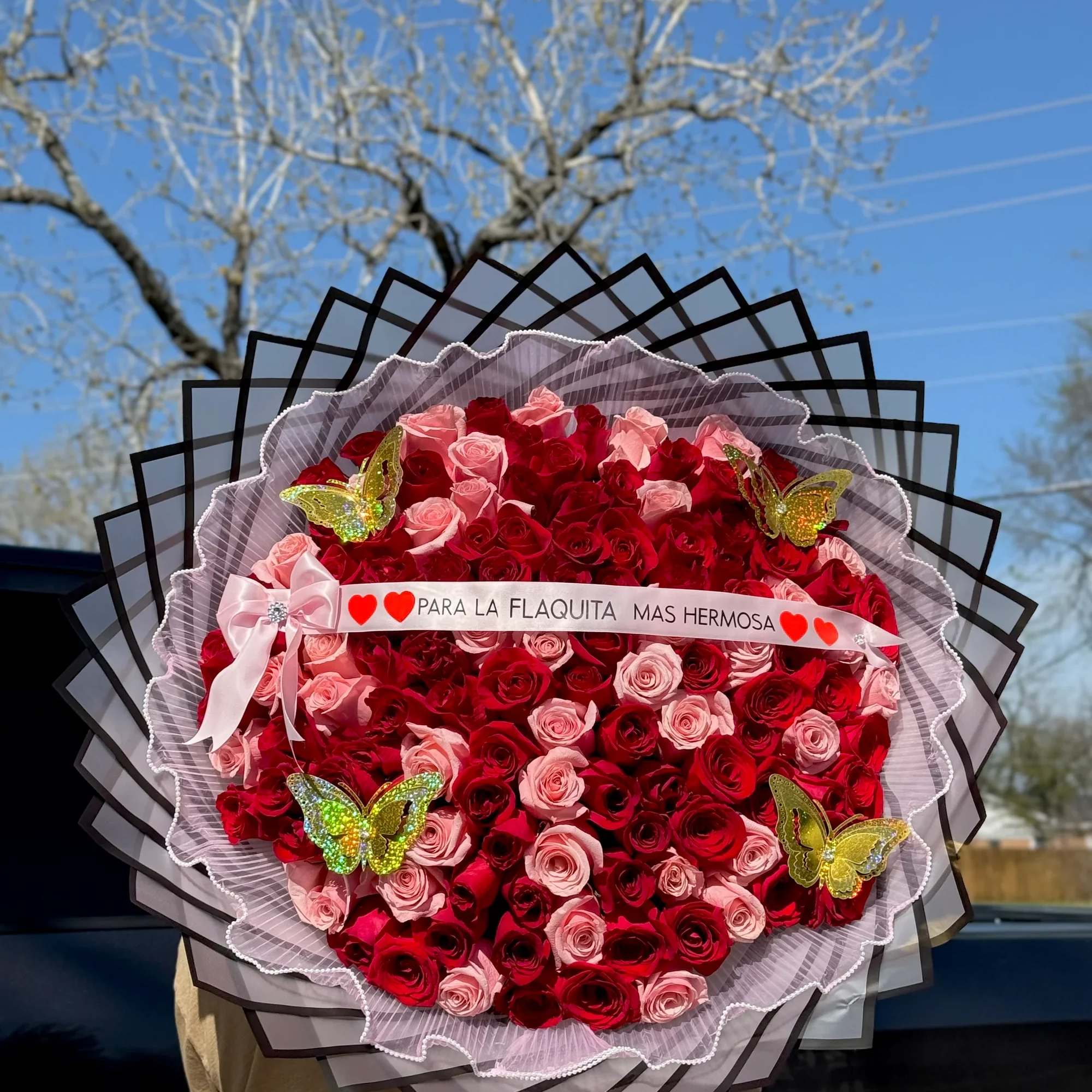 Un arreglo espectacular de rosas rojas y rosas rosadas dise&ntilde;ado para expresar