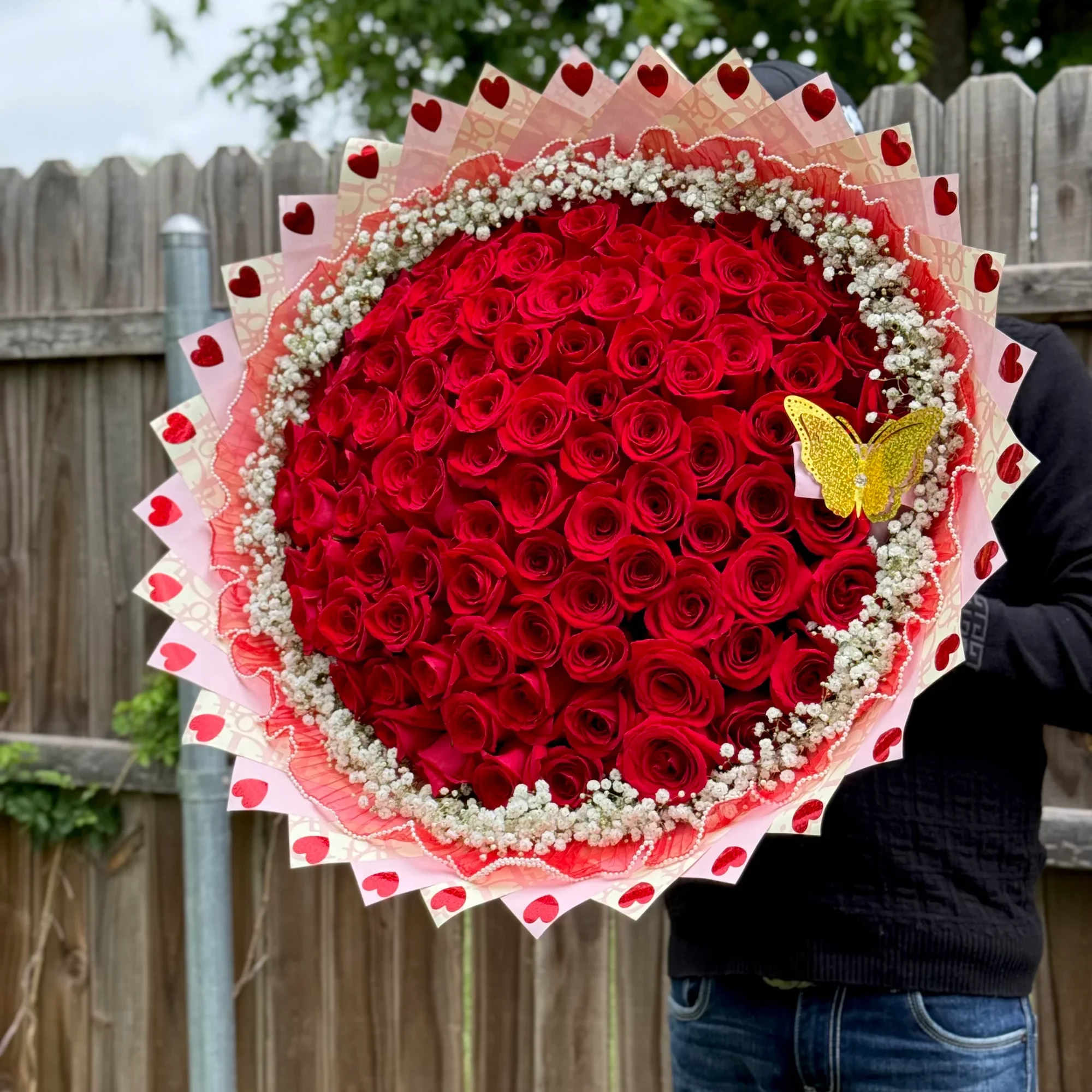 Rosas rojas frescas de alta calidad
Decoraci&oacute;n con flores blancas delicadas
Envoltura elegante con