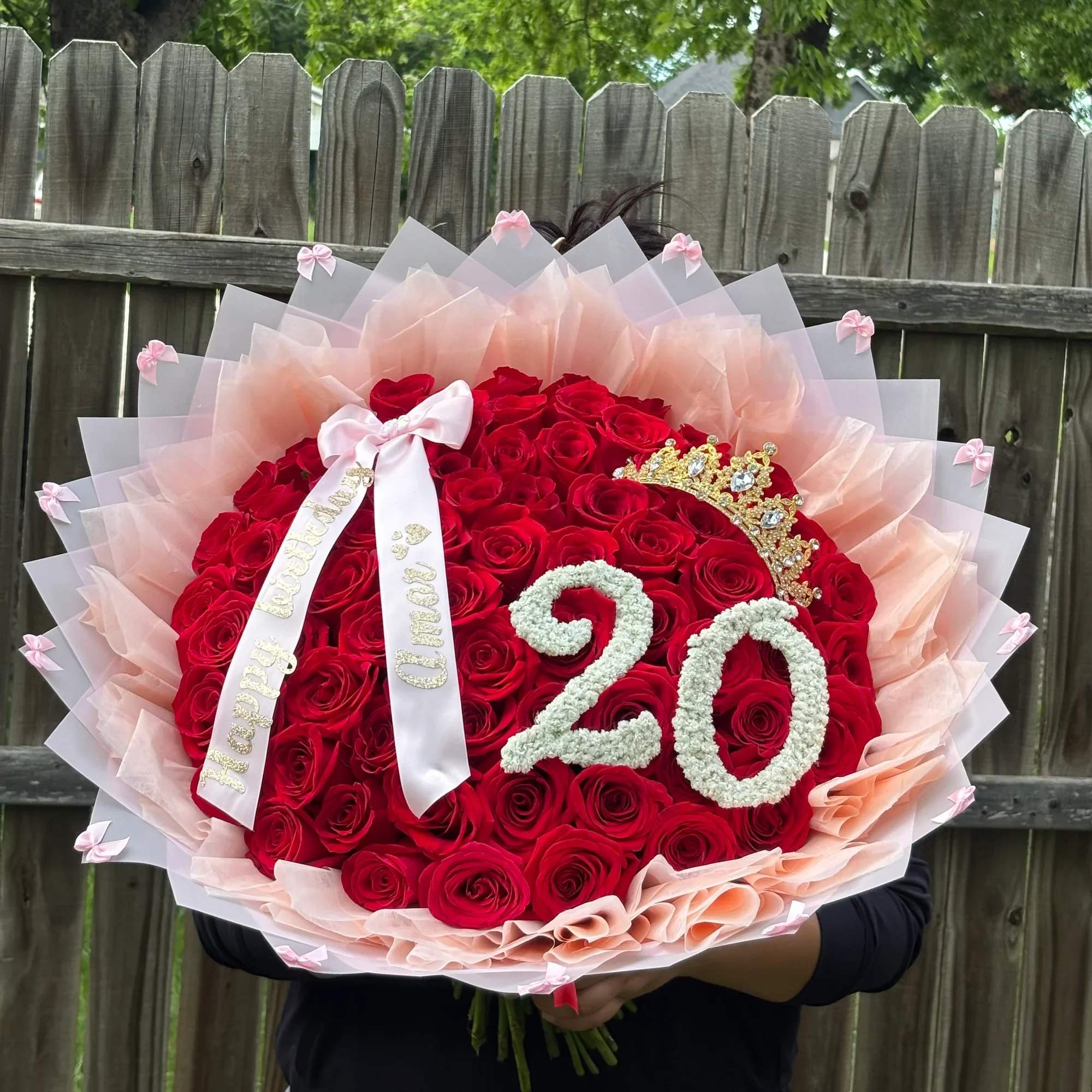 Espectacular ramo de rosas rojas premium dise&ntilde;ado para celebrar momentos inolvidables. Decorado