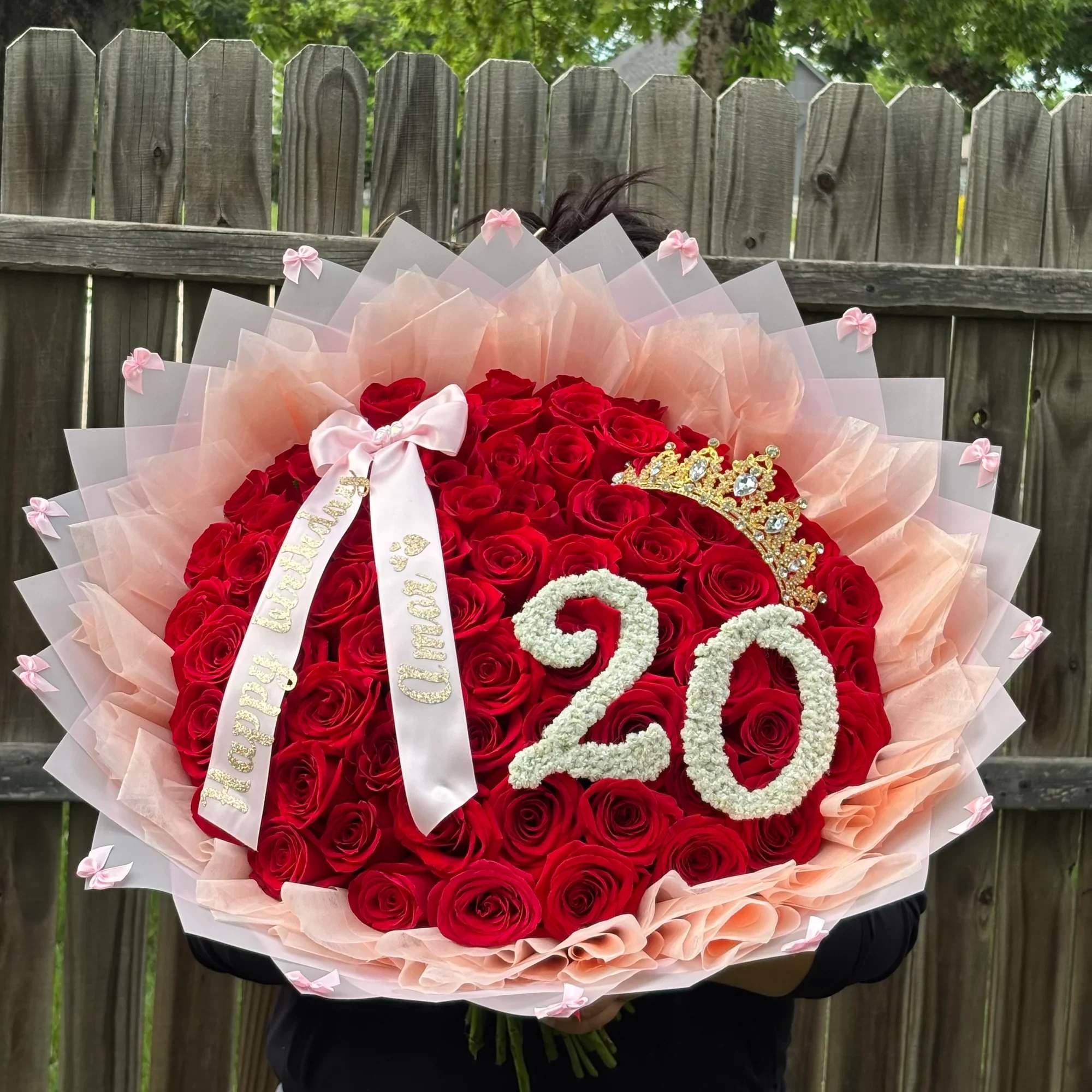 Espectacular ramo de rosas rojas premium dise&ntilde;ado para celebrar momentos inolvidables. Decorado