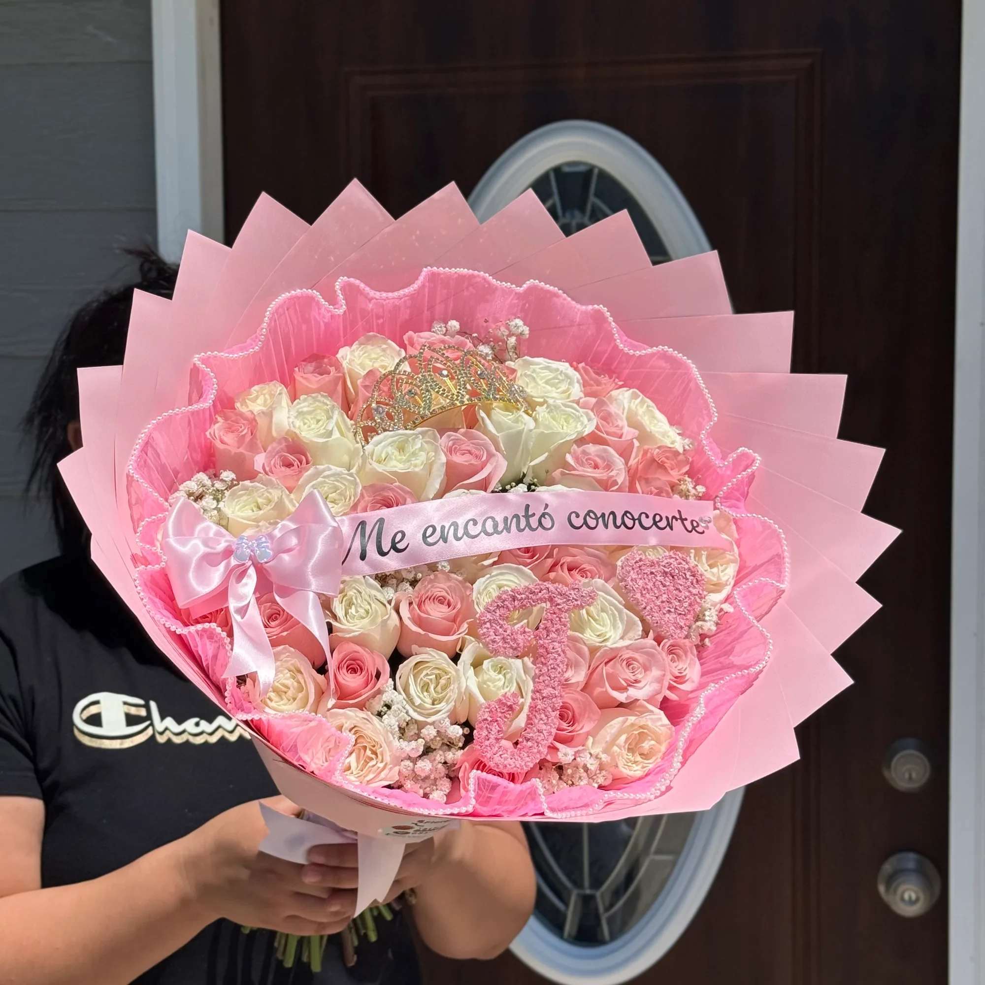 Un hermoso bouquet en tonos rosas dise&ntilde;ado para enamorar 
Este arreglo combina
