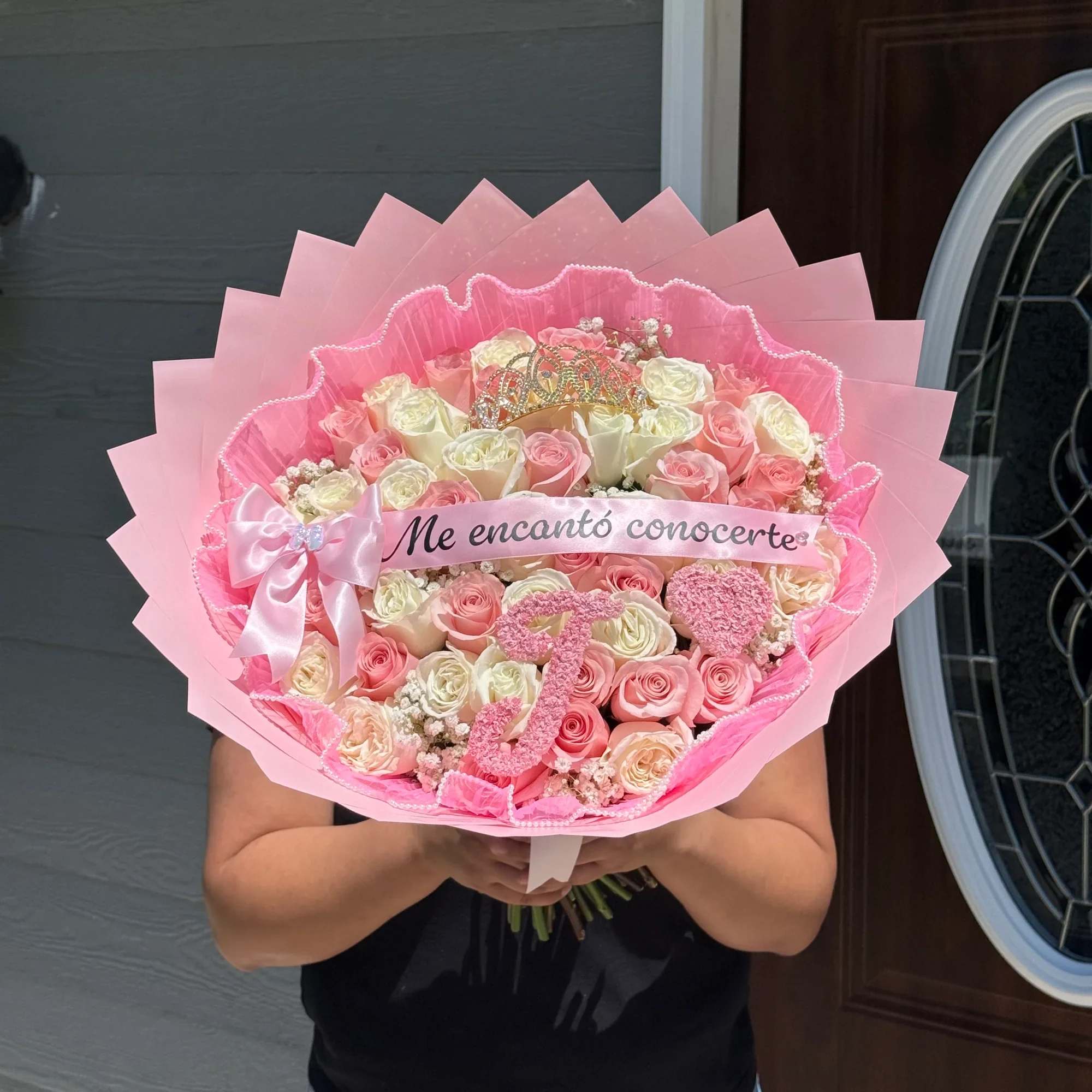 Un hermoso bouquet en tonos rosas dise&ntilde;ado para enamorar 
Este arreglo combina