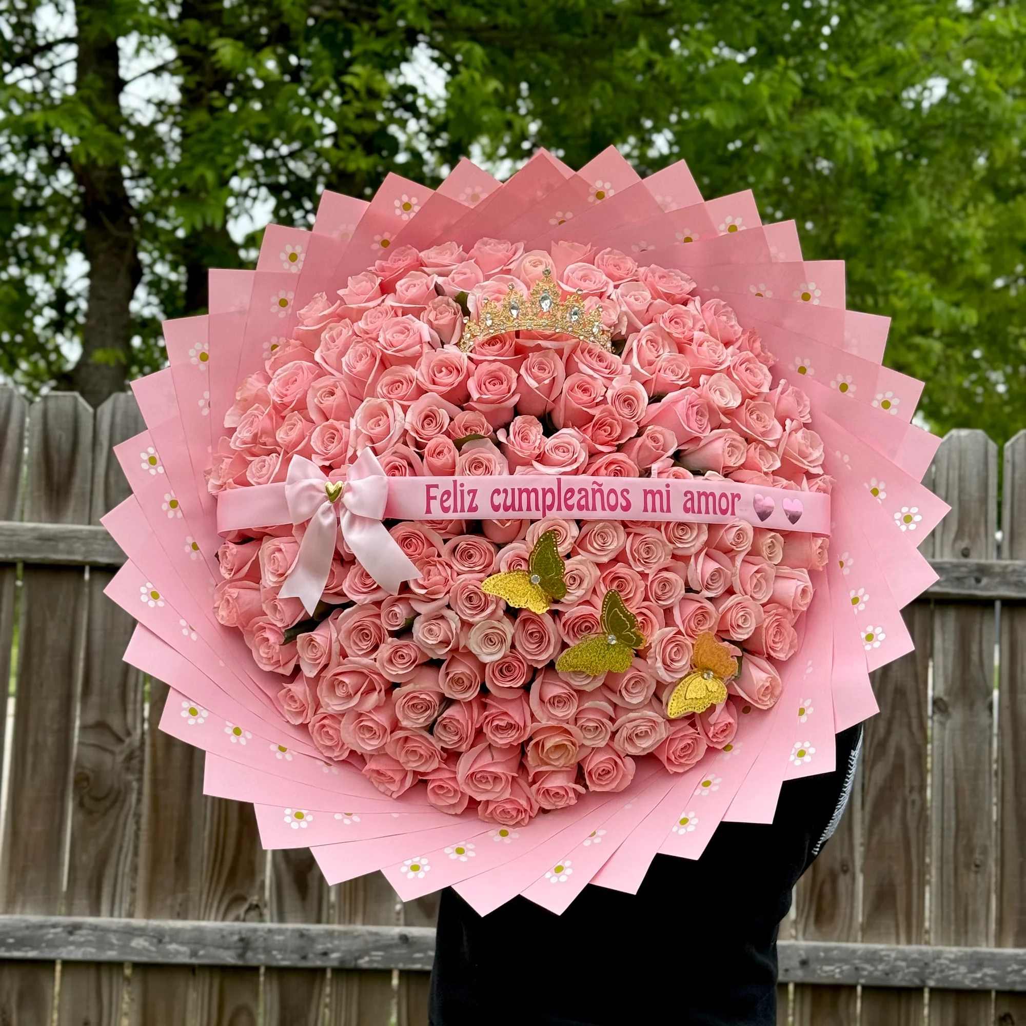 Sorprende con un detalle inolvidable  Este hermoso ramo buch&oacute;n est&aacute; elaborado
