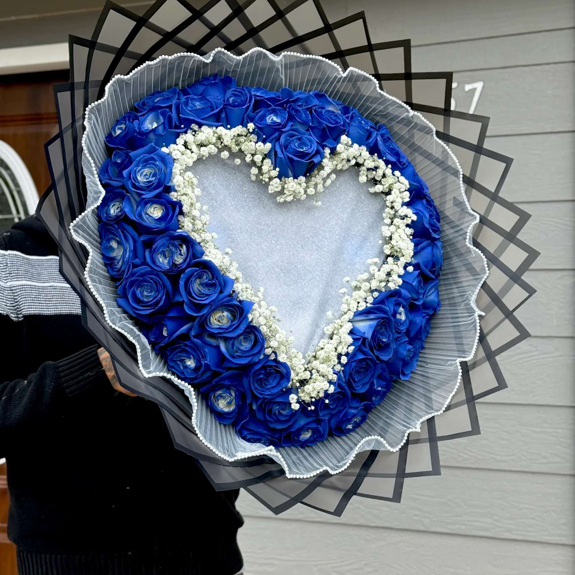 Majestuoso ramo de rosas azules en forma de coraz&oacute;n, creado para expresar