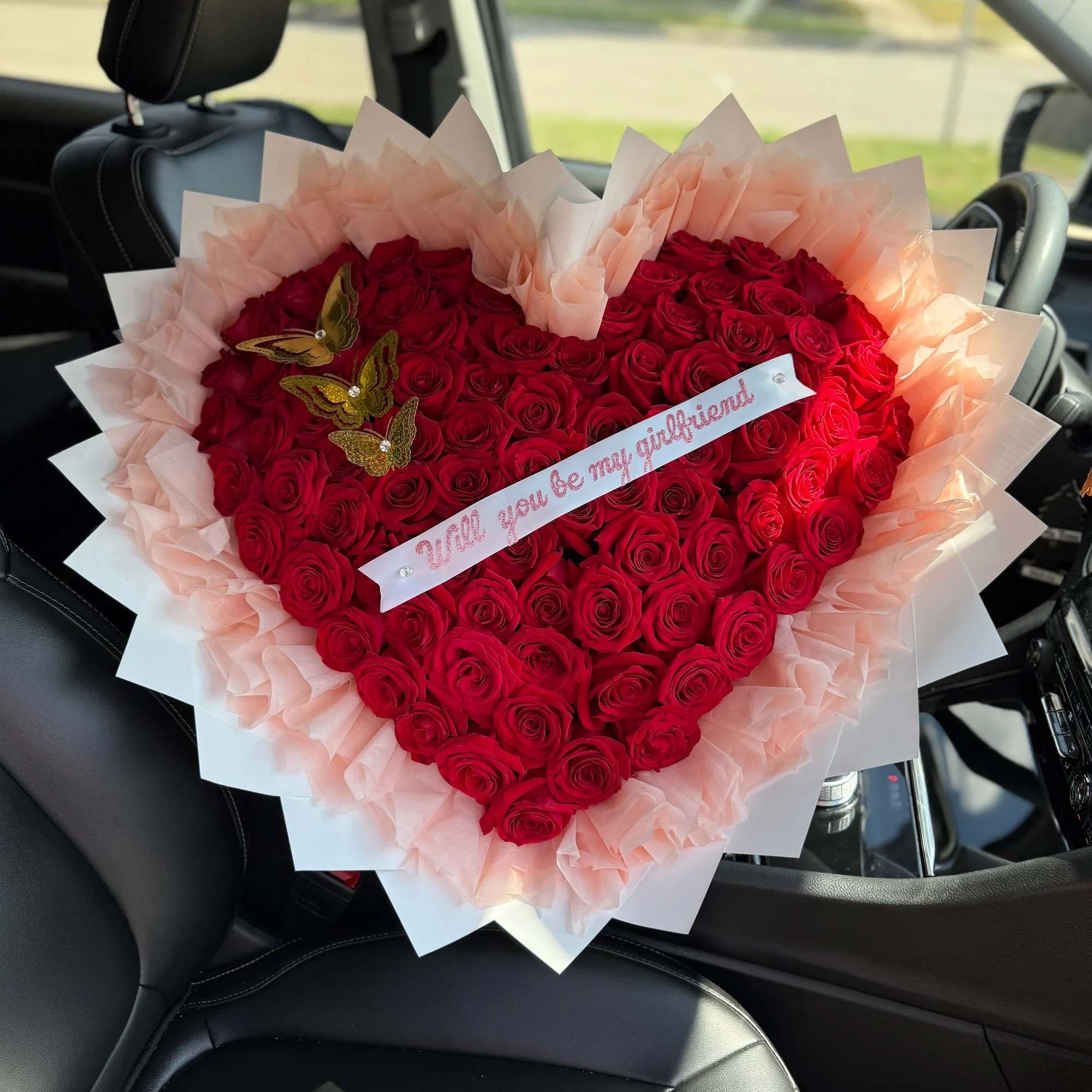 Impactante y elegante arreglo floral en forma de coraz&oacute;n, elaborado con rosas