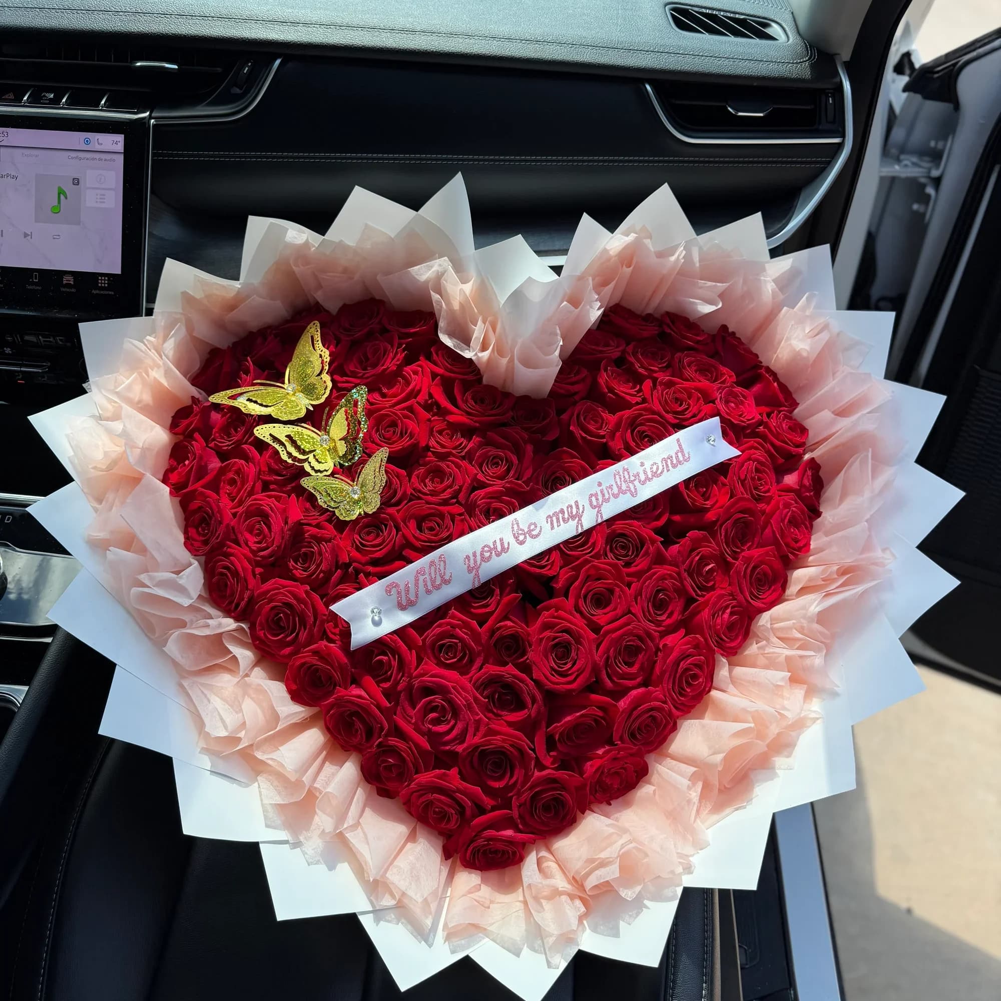 Impactante y elegante arreglo floral en forma de coraz&oacute;n, elaborado con rosas