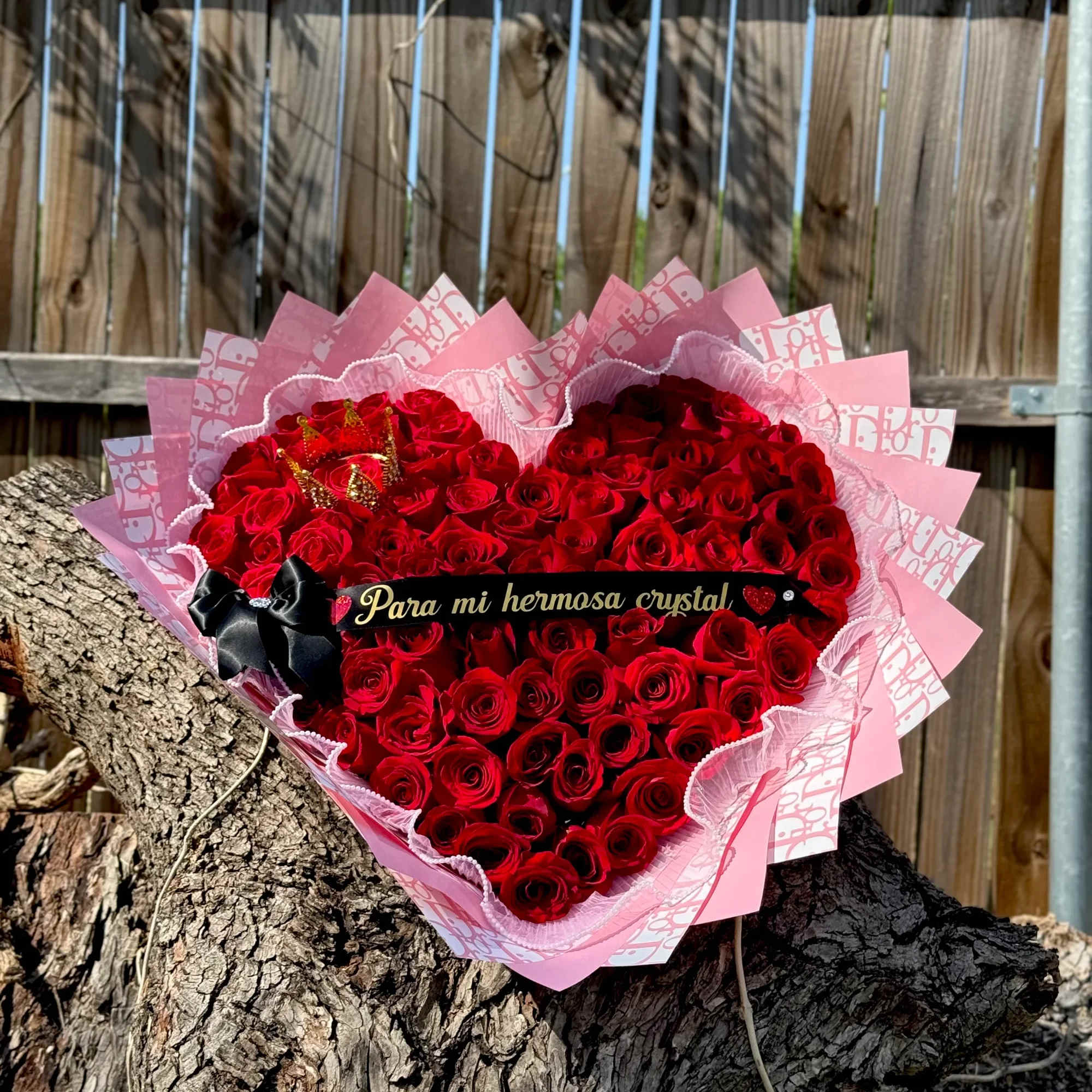 Ramo Coraz&oacute;n de Rosas Rojas ️

Sorprende con este impresionante arreglo en forma