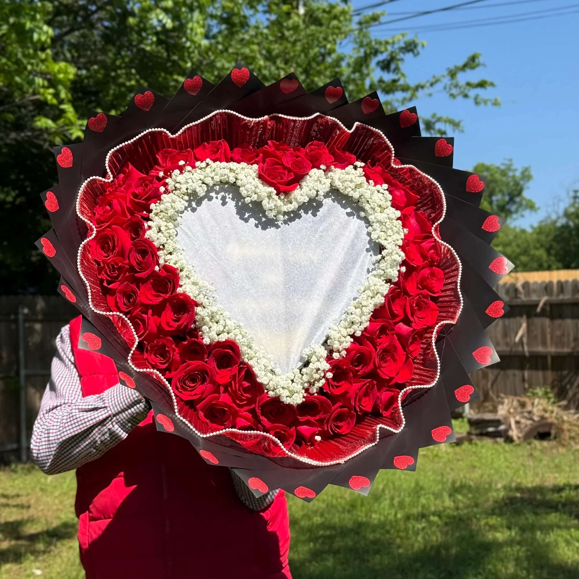 Sorprende con un detalle lleno de amor y elegancia. Este hermoso arreglo