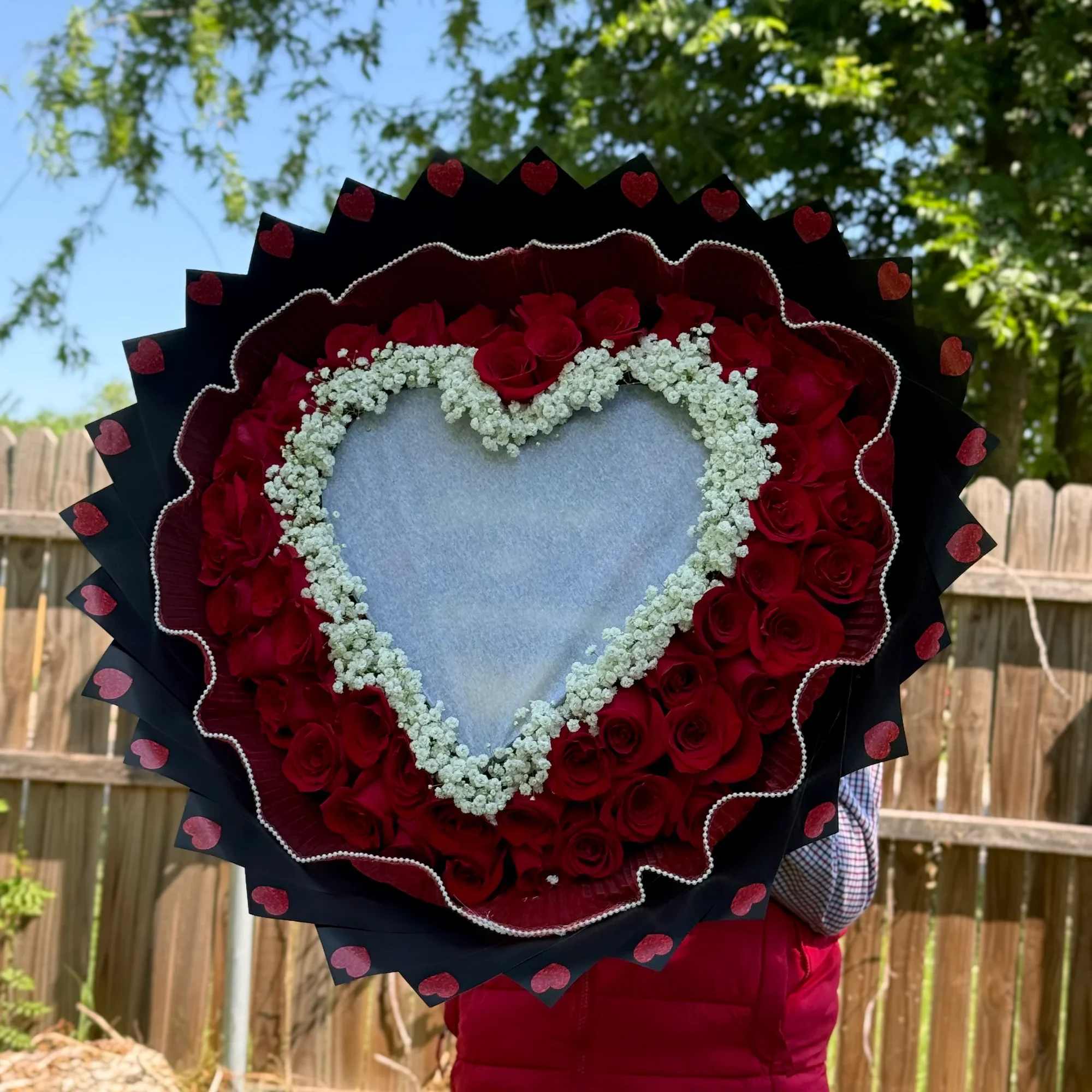 Sorprende con un detalle lleno de amor y elegancia. Este hermoso arreglo