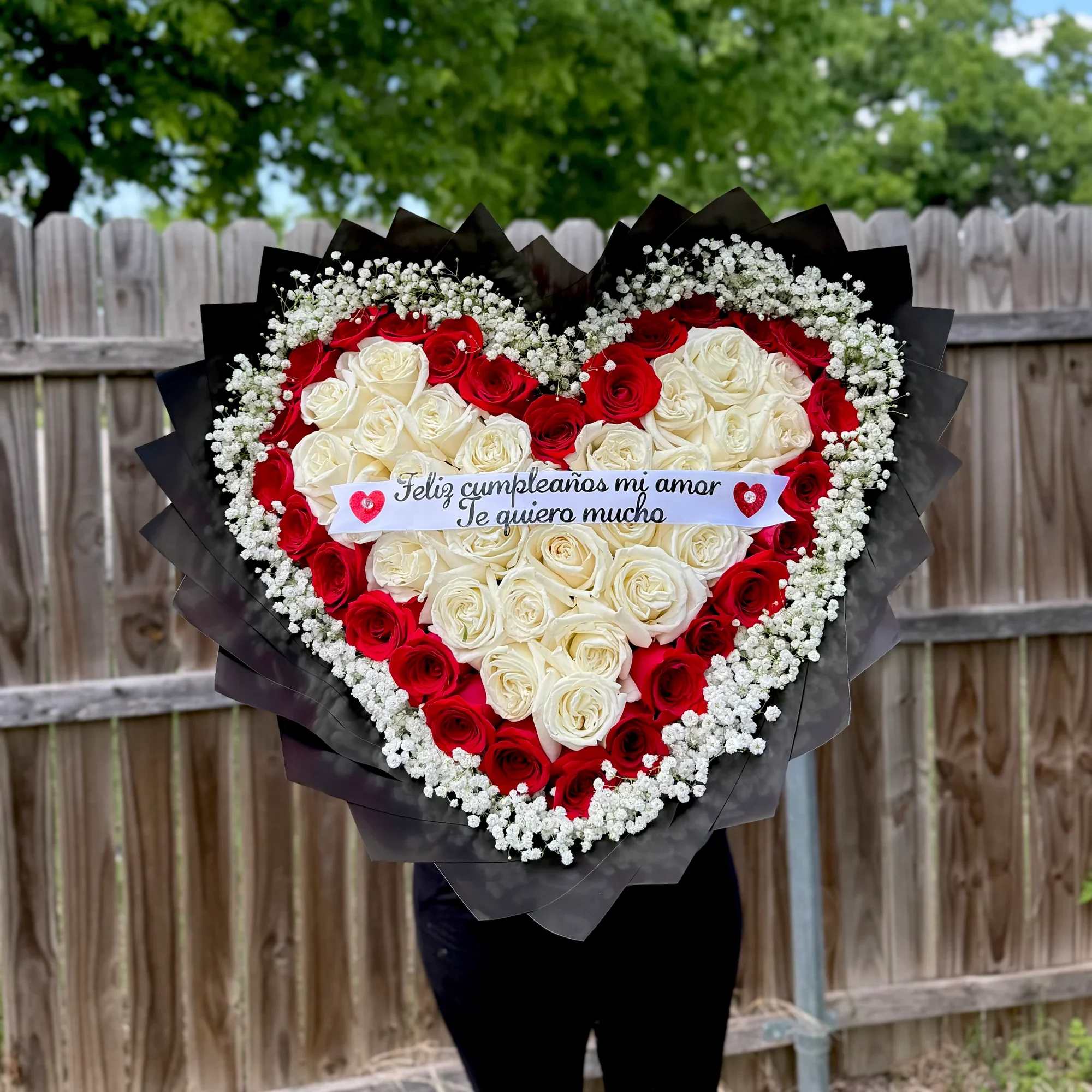 Dise&ntilde;o en forma de coraz&oacute;n con rosas frescas.
Combinaci&oacute;n de rosas rojas y