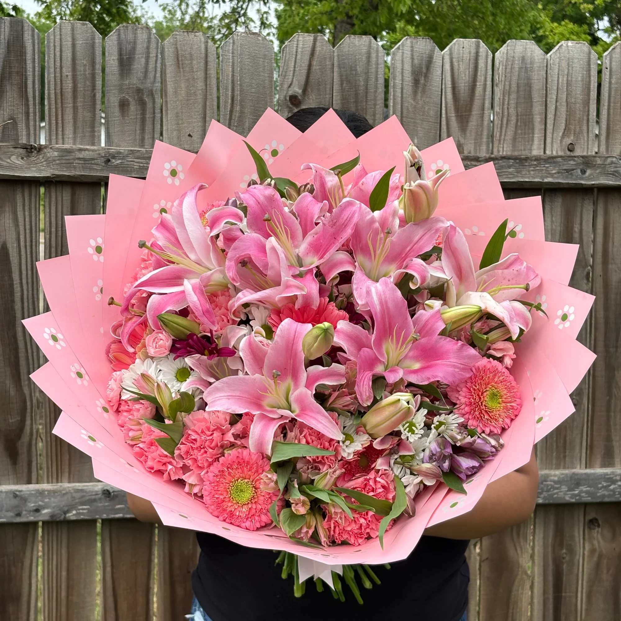 Impresionante ramo floral en tonos rosados elaborado con lirios, gerberas, claveles y