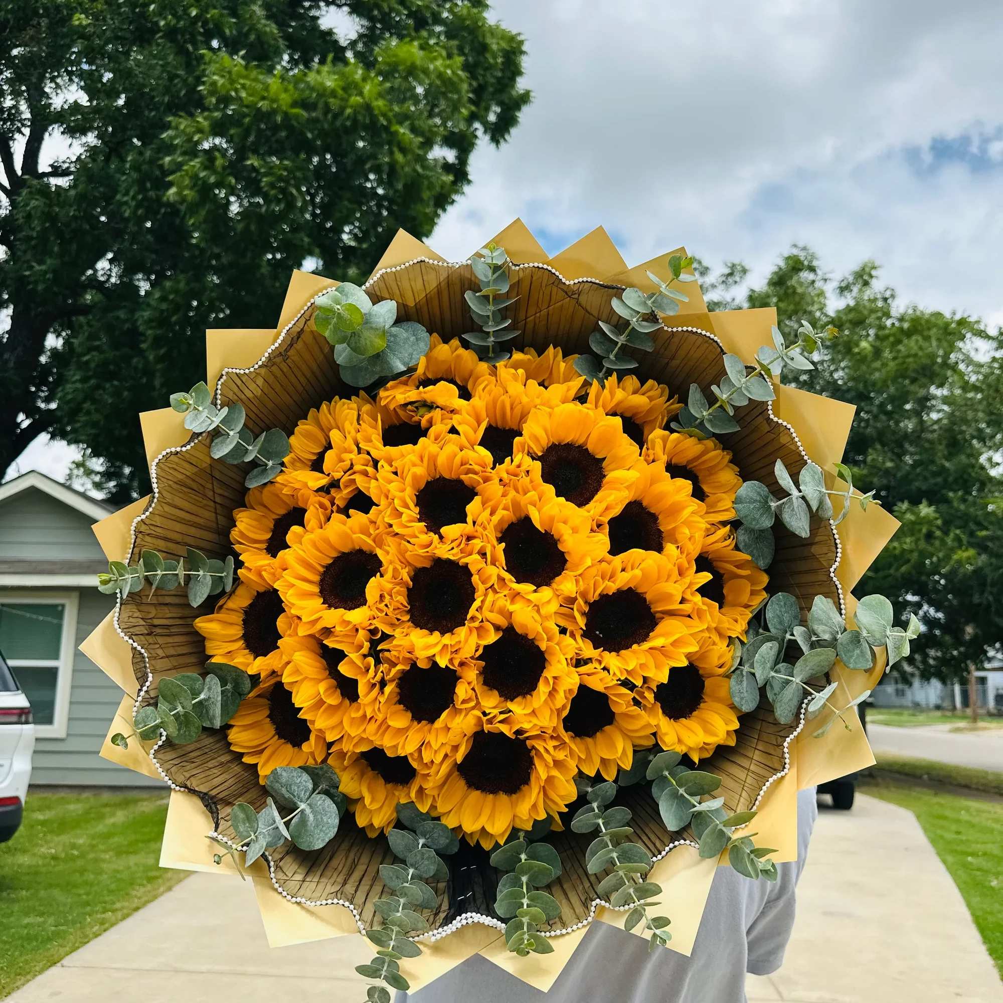  Ramo Premium de Girasoles con Eucalipto

Ilumina cualquier ocasi&oacute;n con este espectacular