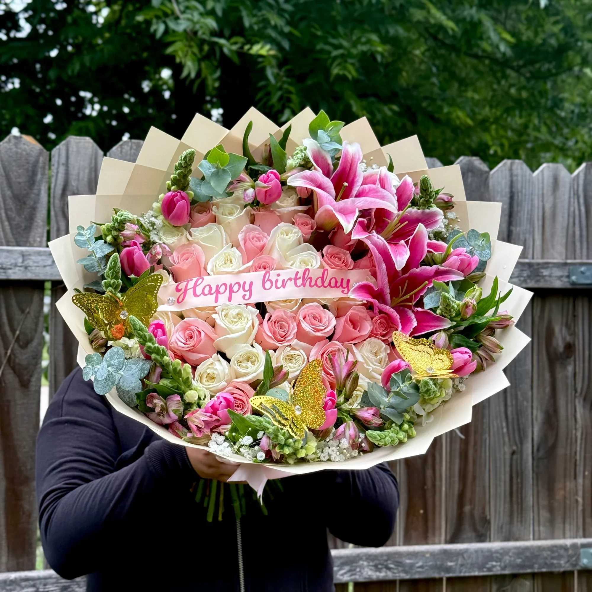 Sorprende con este espectacular arreglo floral dise&ntilde;ado para celebrar momentos especiales. Este