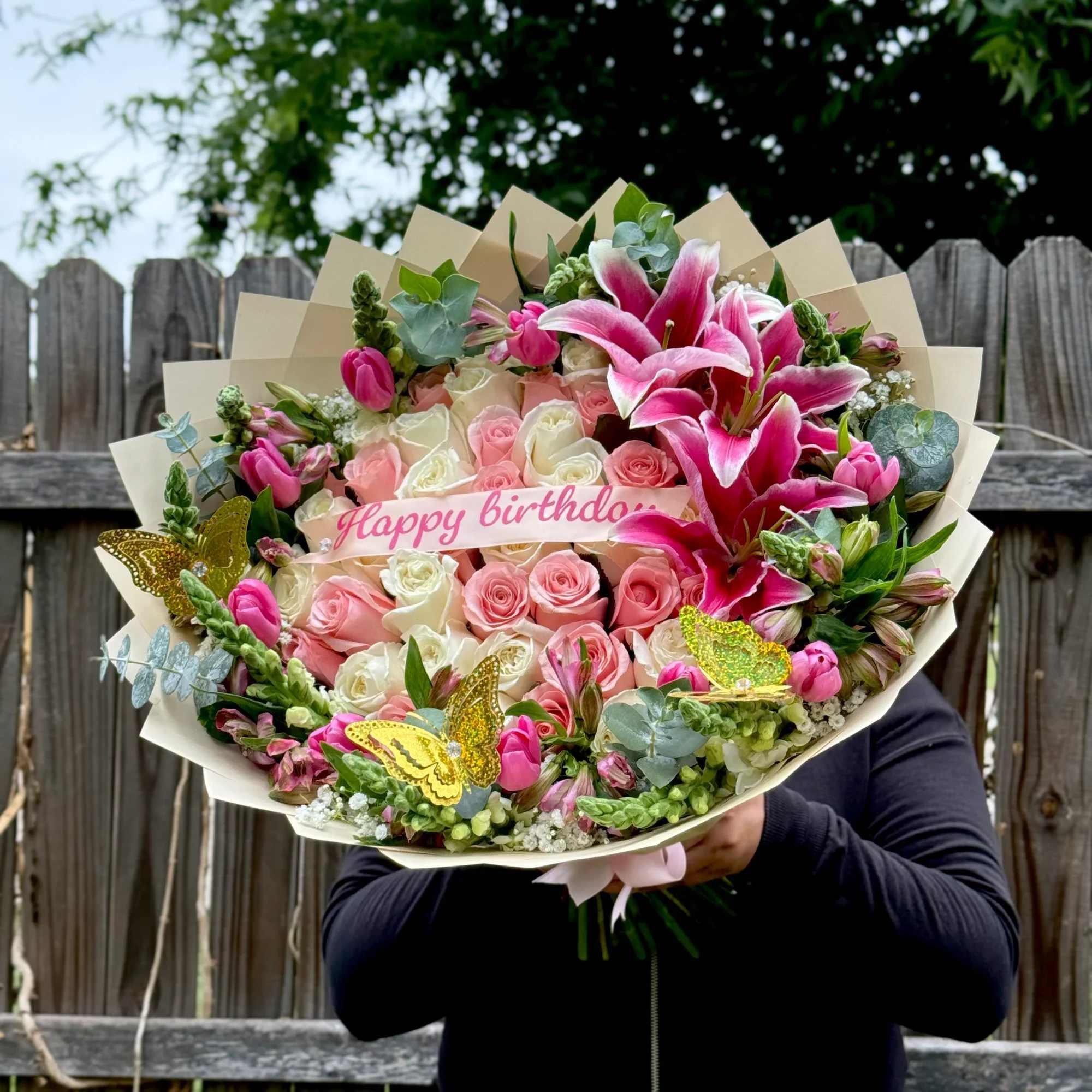 Sorprende con este espectacular arreglo floral dise&ntilde;ado para celebrar momentos especiales. Este