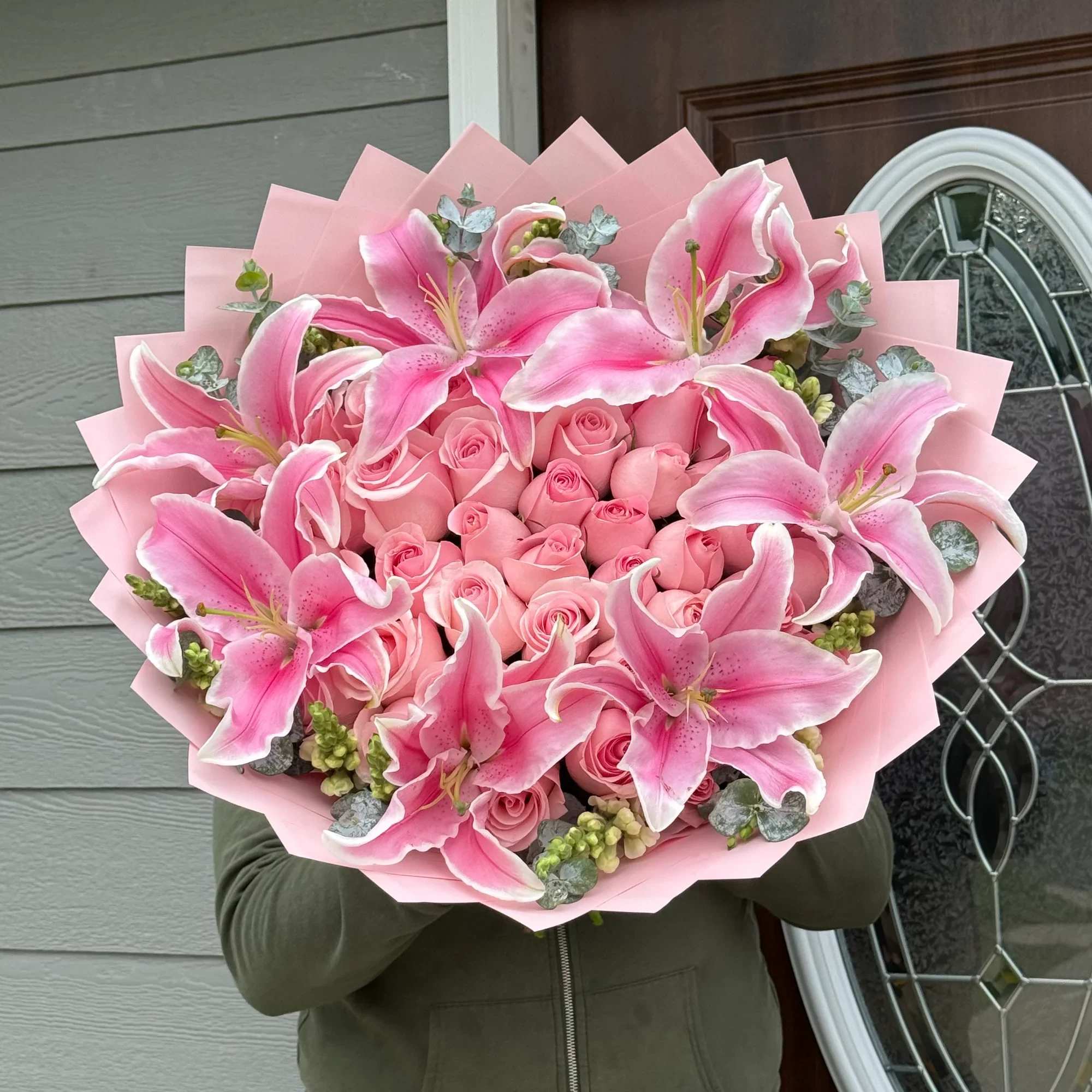 Delicado y rom&aacute;ntico arreglo floral elaborado con hermosas rosas rosadas y elegantes