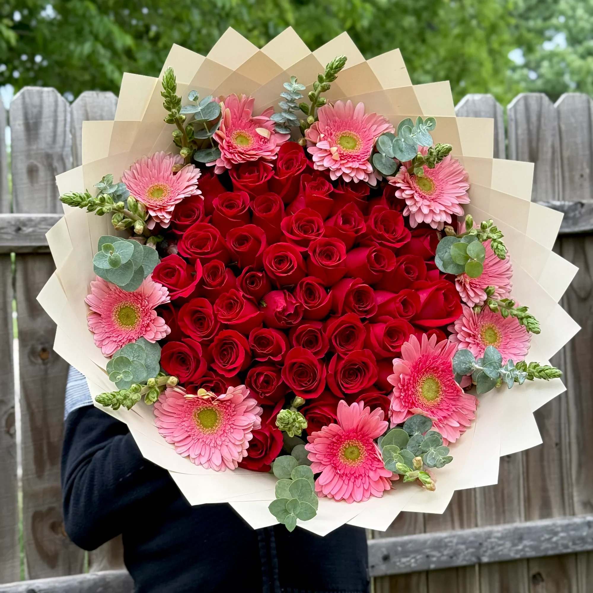 Impresionante ramo de rosas rojas con gerberas rosadas, dise&ntilde;ado para sorprender en
