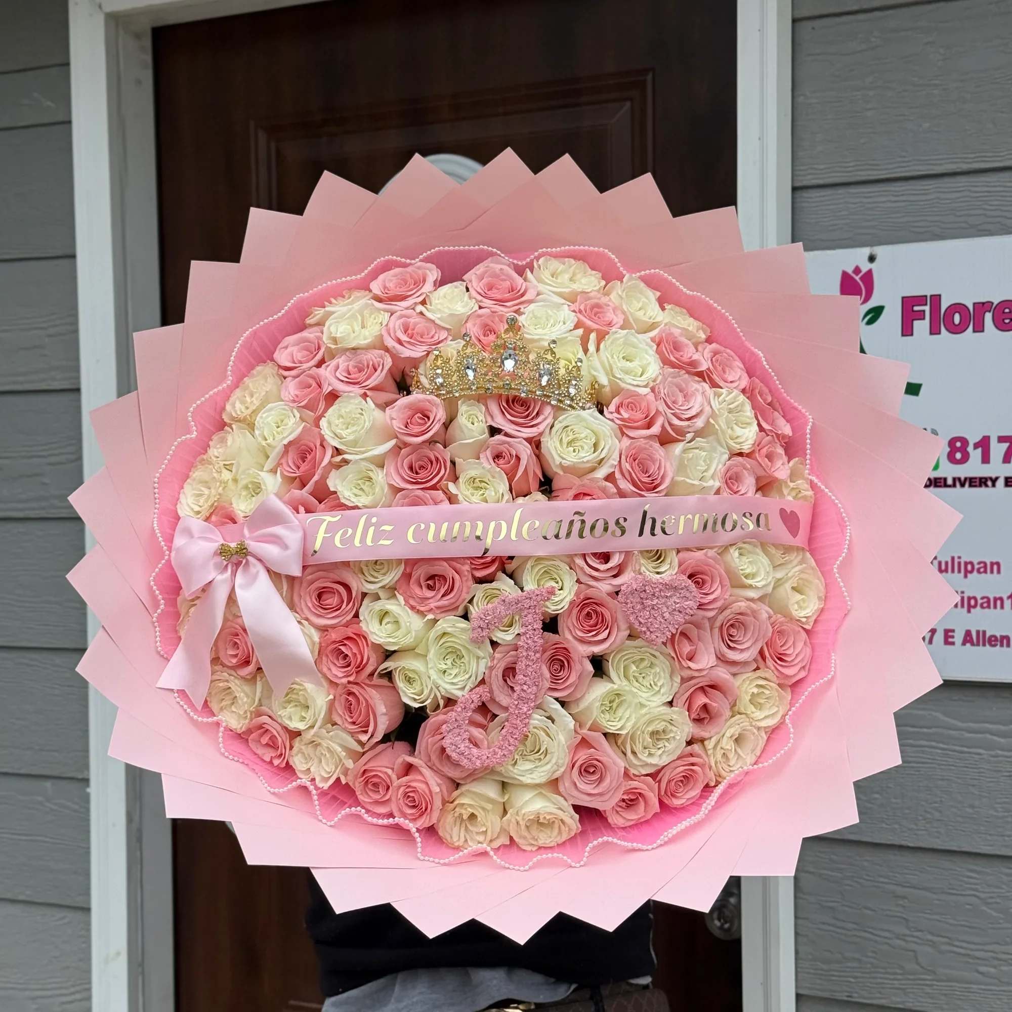 Un hermoso bouquet de rosas en tonos rosa y blanco, dise&ntilde;ado para