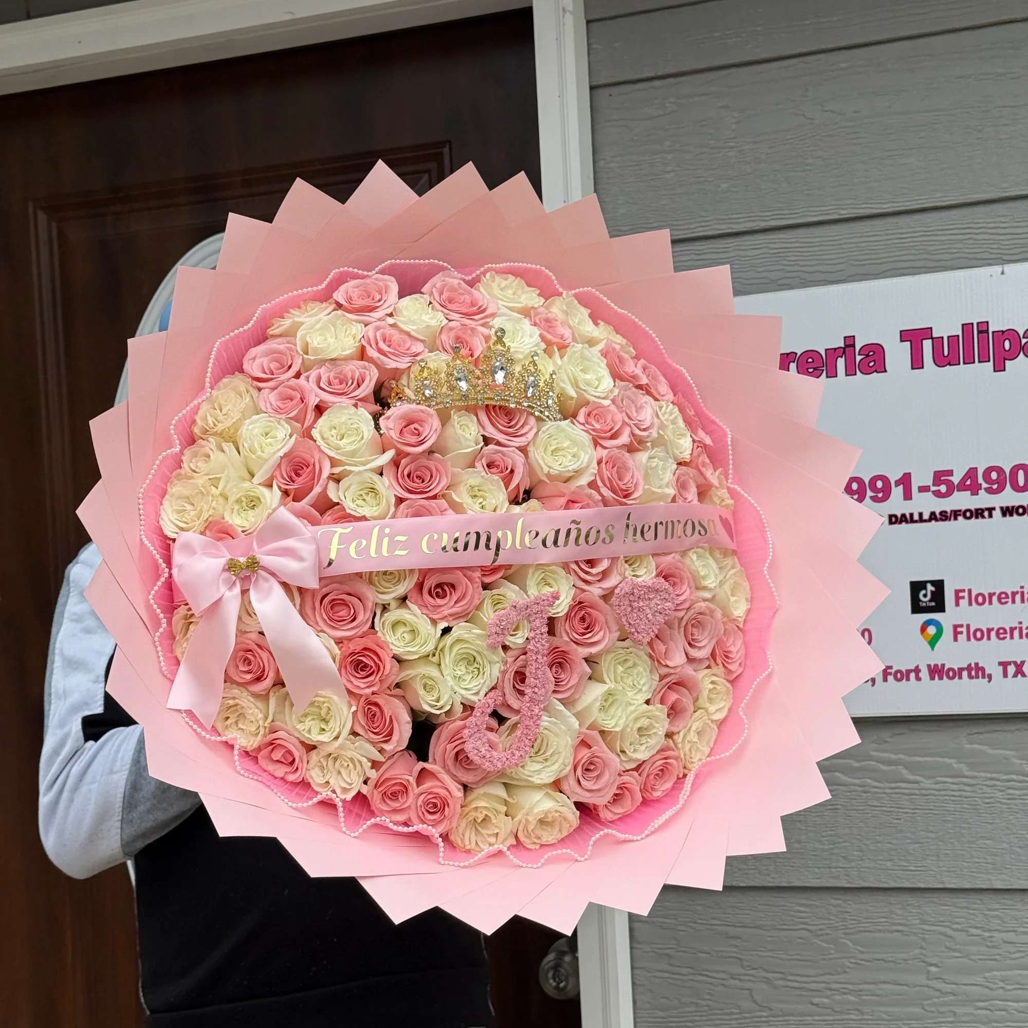 Un hermoso bouquet de rosas en tonos rosa y blanco, dise&ntilde;ado para