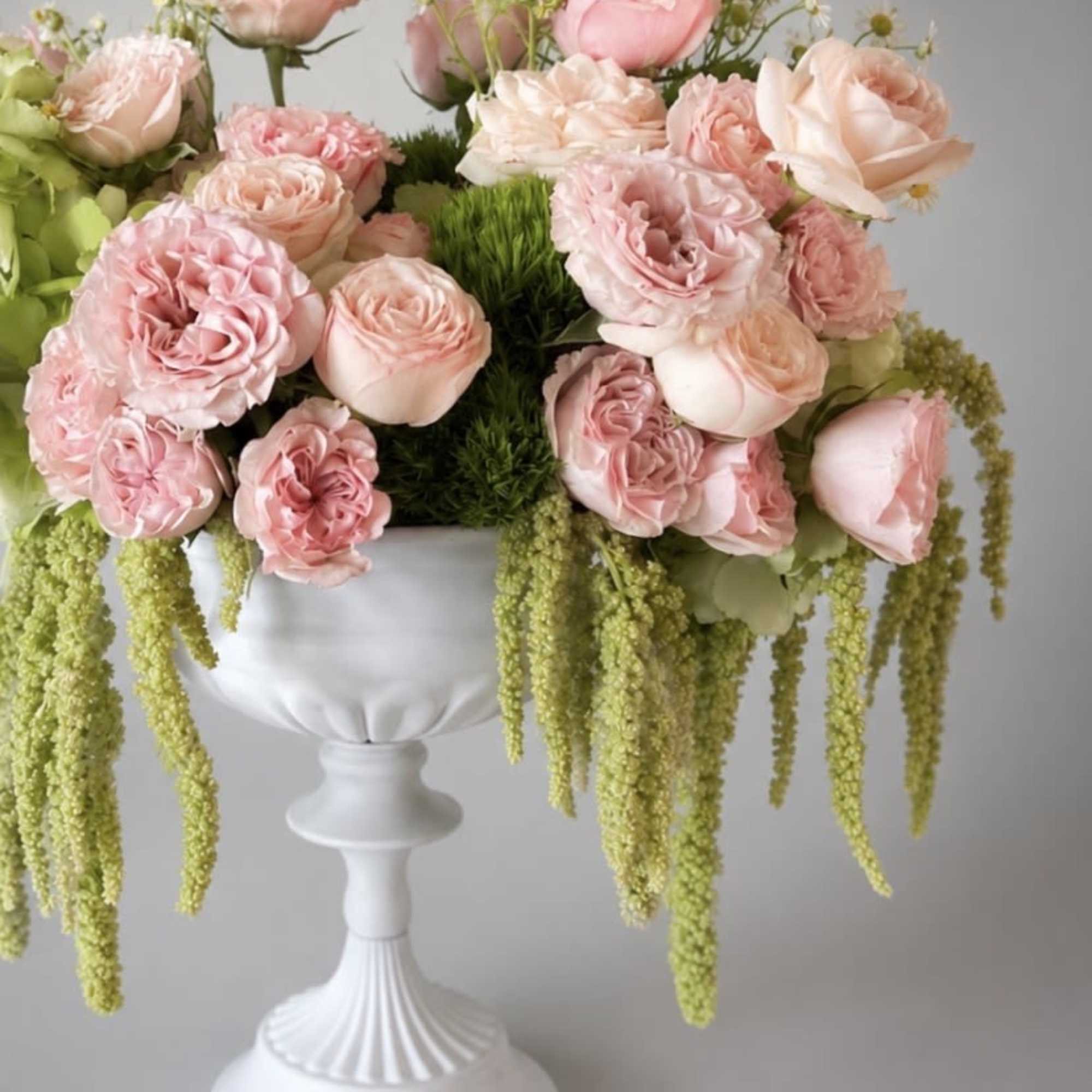 Celebrate the beauty of motherhood with our luxurious Mom&rsquo;s Spring Garden flower