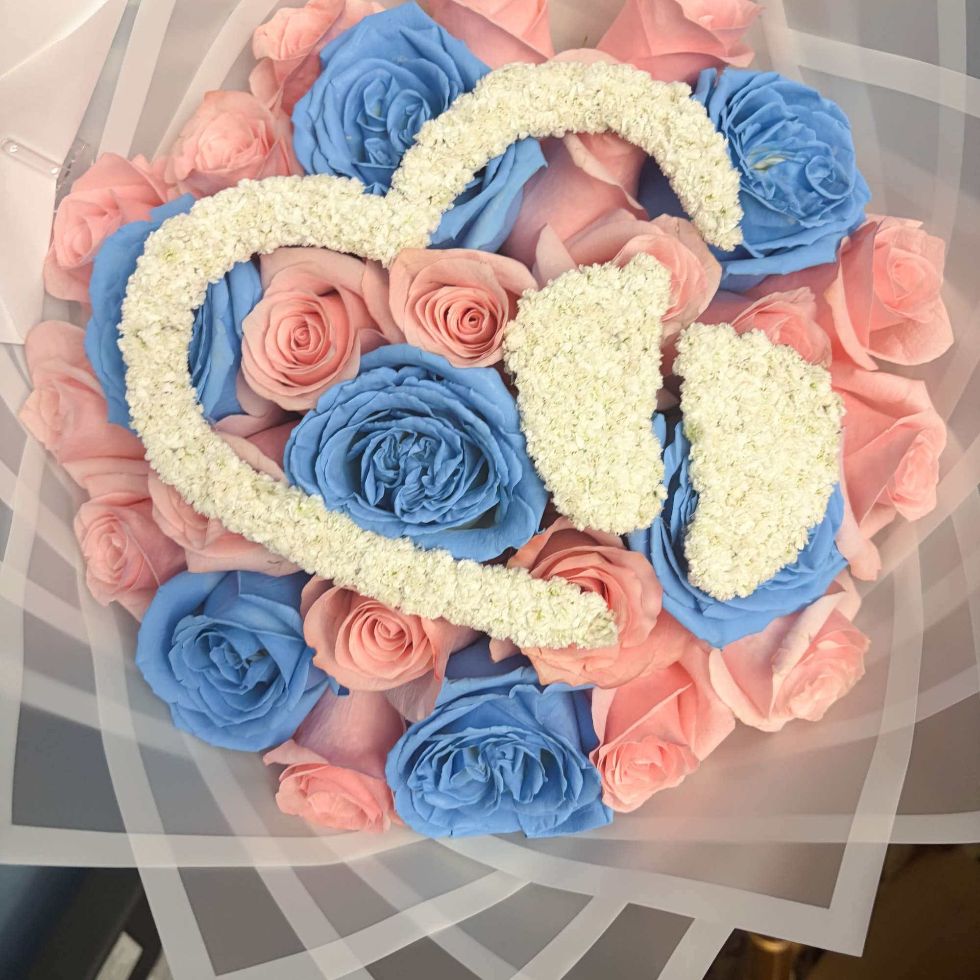 A beautiful bouquet perfect for gender reveals.This bouquet comes with a total