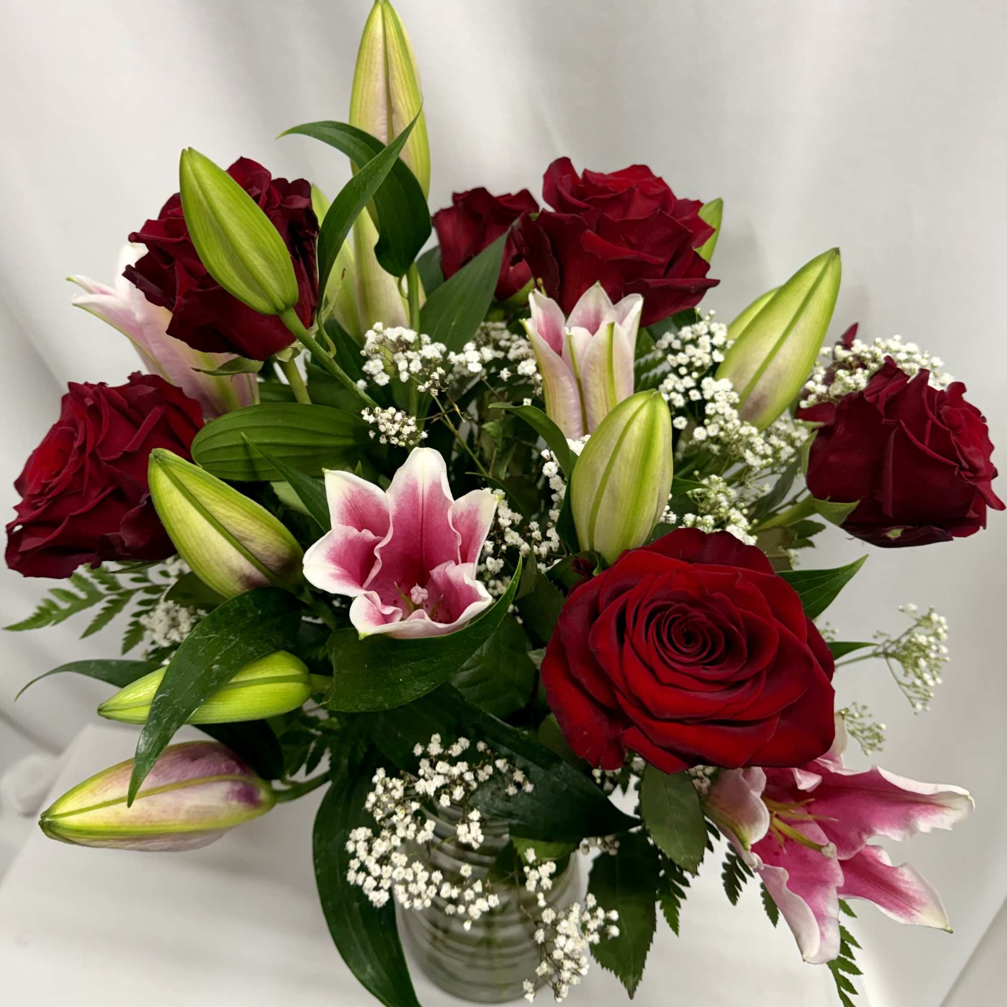 This classic combo is perfect for any occasion. Fragrant  stargazer lilies
