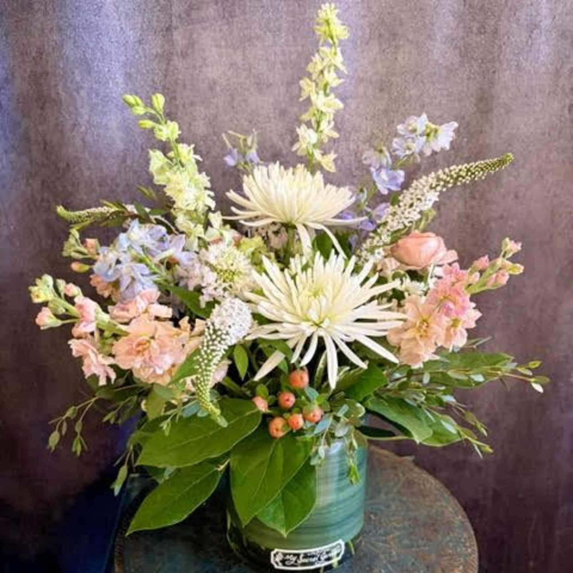 Soft, garden-fresh charm inspired by Monet - a light, impressionistic flower arrangement