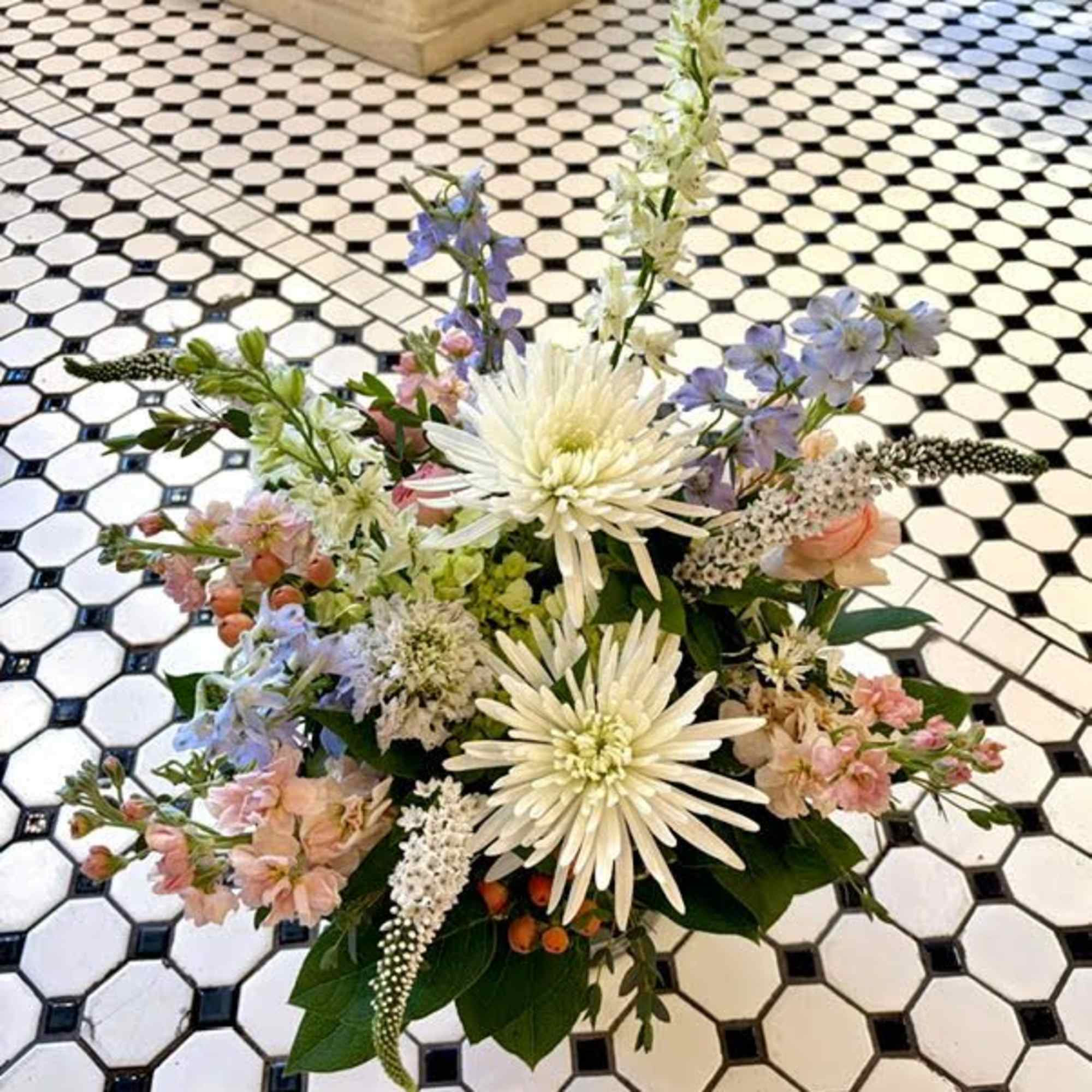 Soft, garden-fresh charm inspired by Monet - a light, impressionistic flower arrangement