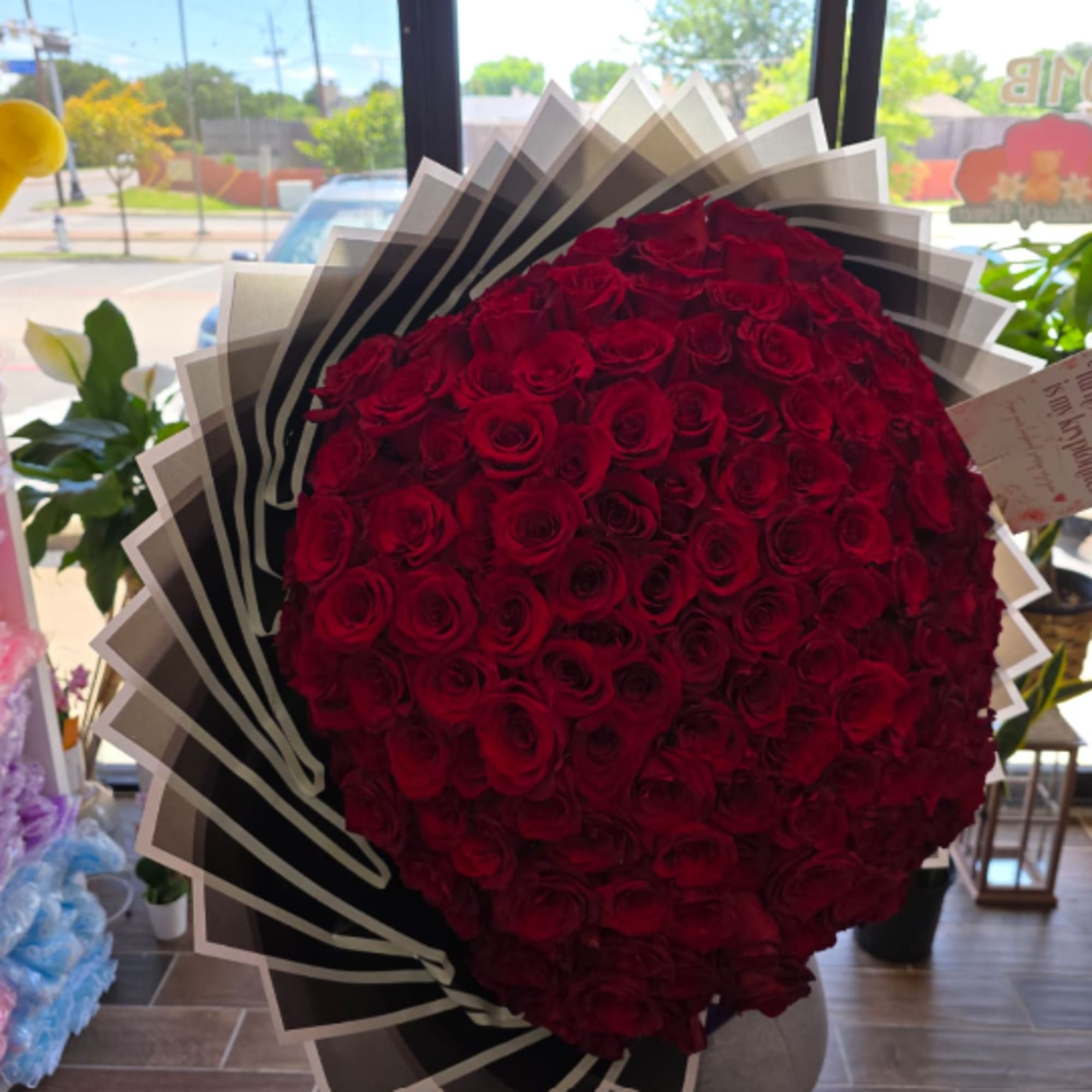 BUCHON BOUQUET 100 RED ROSES WHIT CROWN 