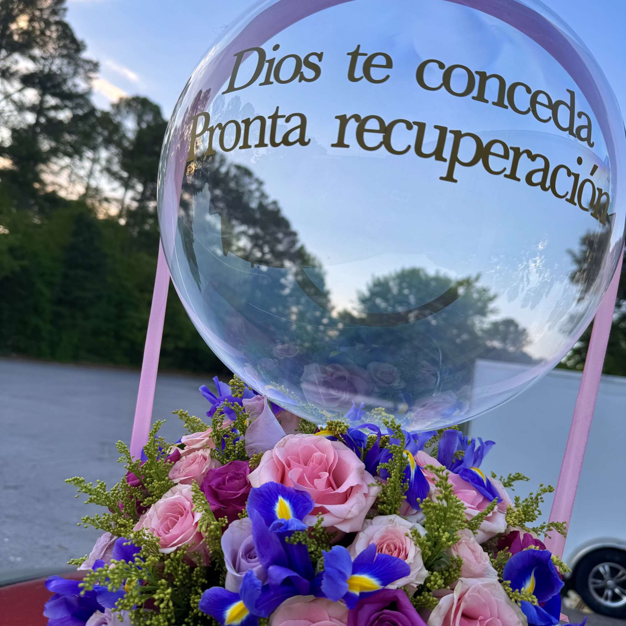 BEAUTIFUL ROUN BOX BLACK OR WHITE, CUSTOM CLEAR BALLOONS,  COLOR FLOWERS