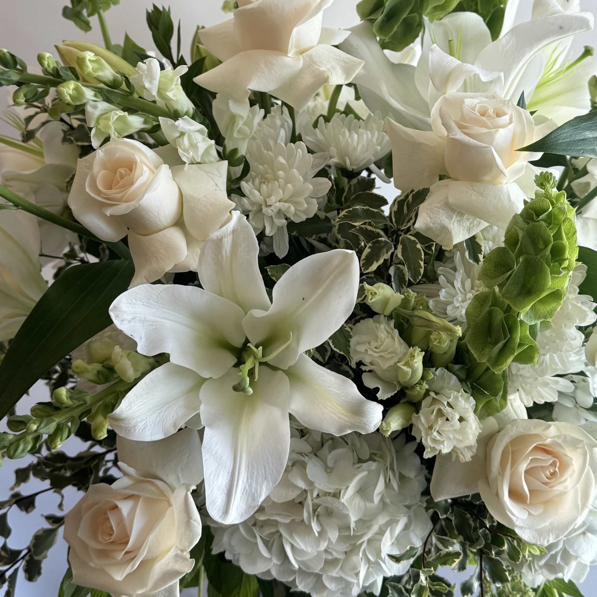 Looking for an elegant and sophisticated floral arrangement to impress your loved