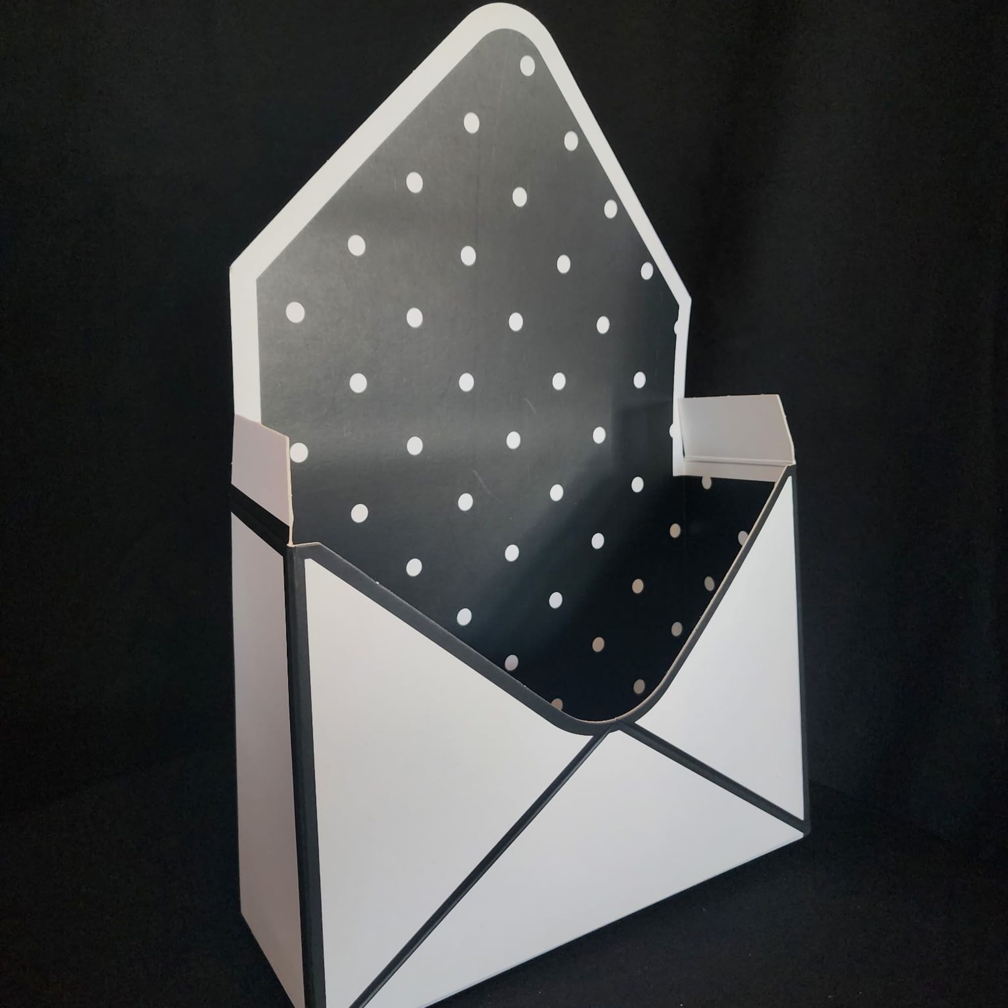 You've got mail! Send a flower card to your loved one to
