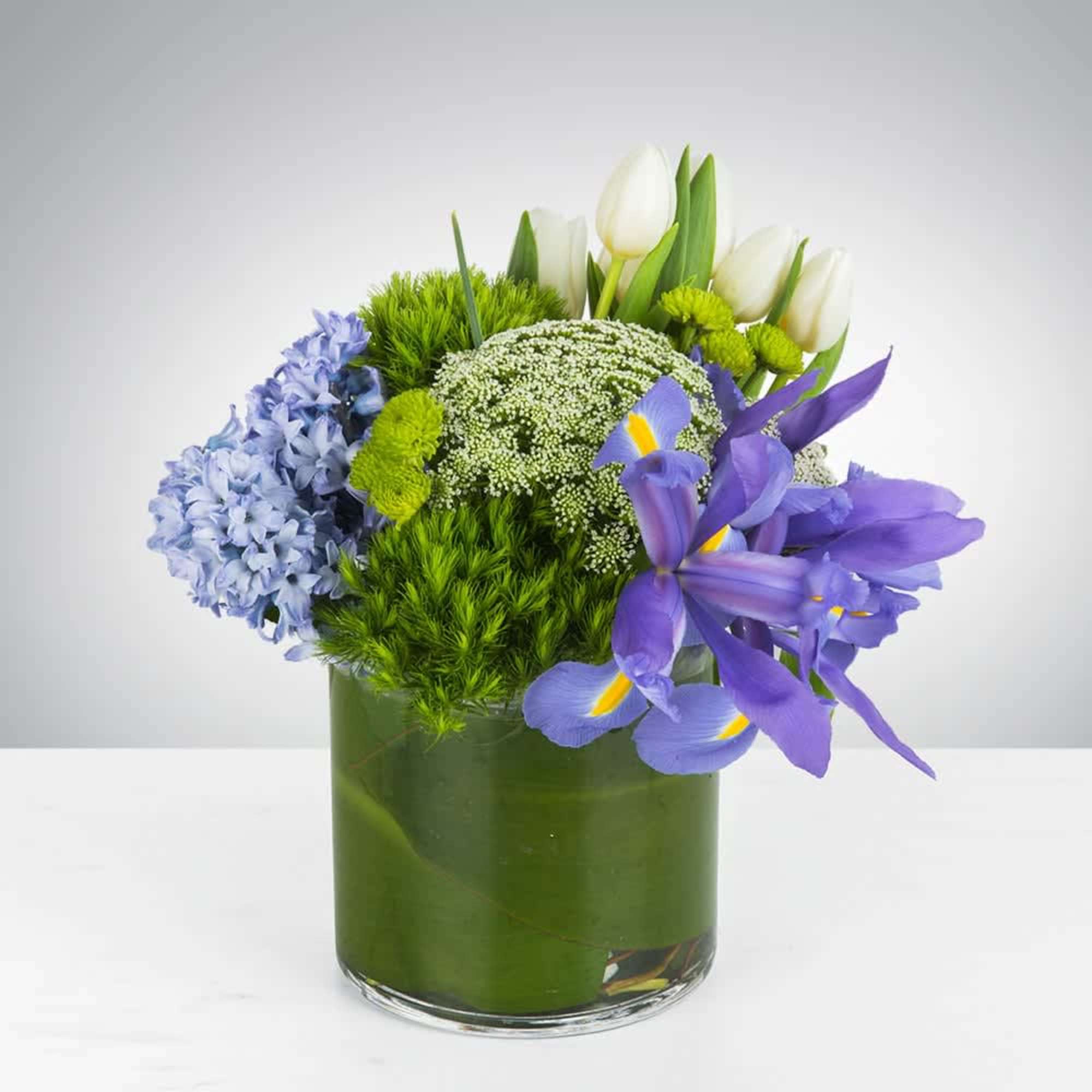 A compact, springlike centerpiece that reads like a breath of fresh meadow