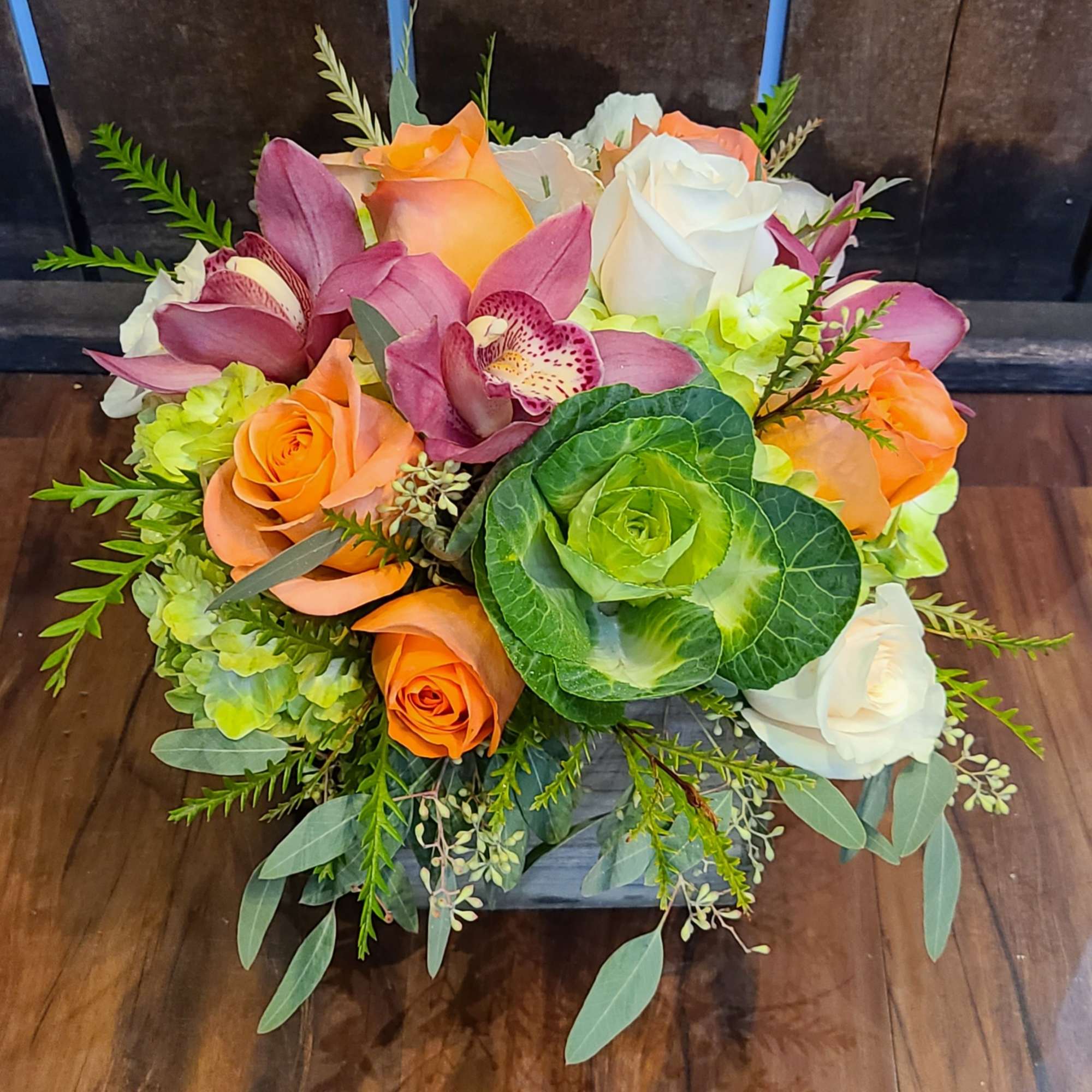This arrangement is a 360 design, arranged in a wooden box. Subtle