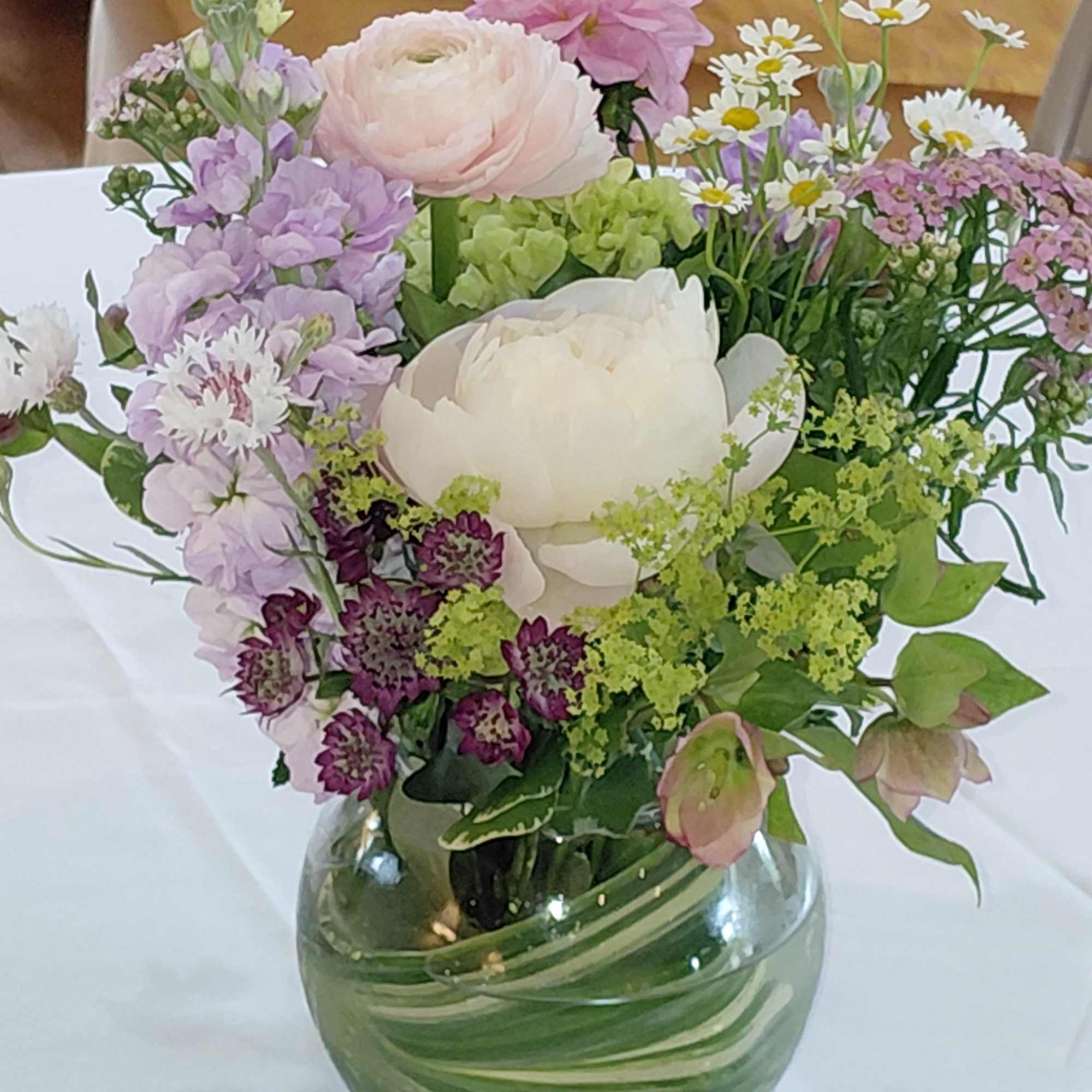 Seasonal Flowers, Roses, Peonies (Seasonal), Ranunculus(Seasonal),  Daisies, Helleborus,  Spray Roses