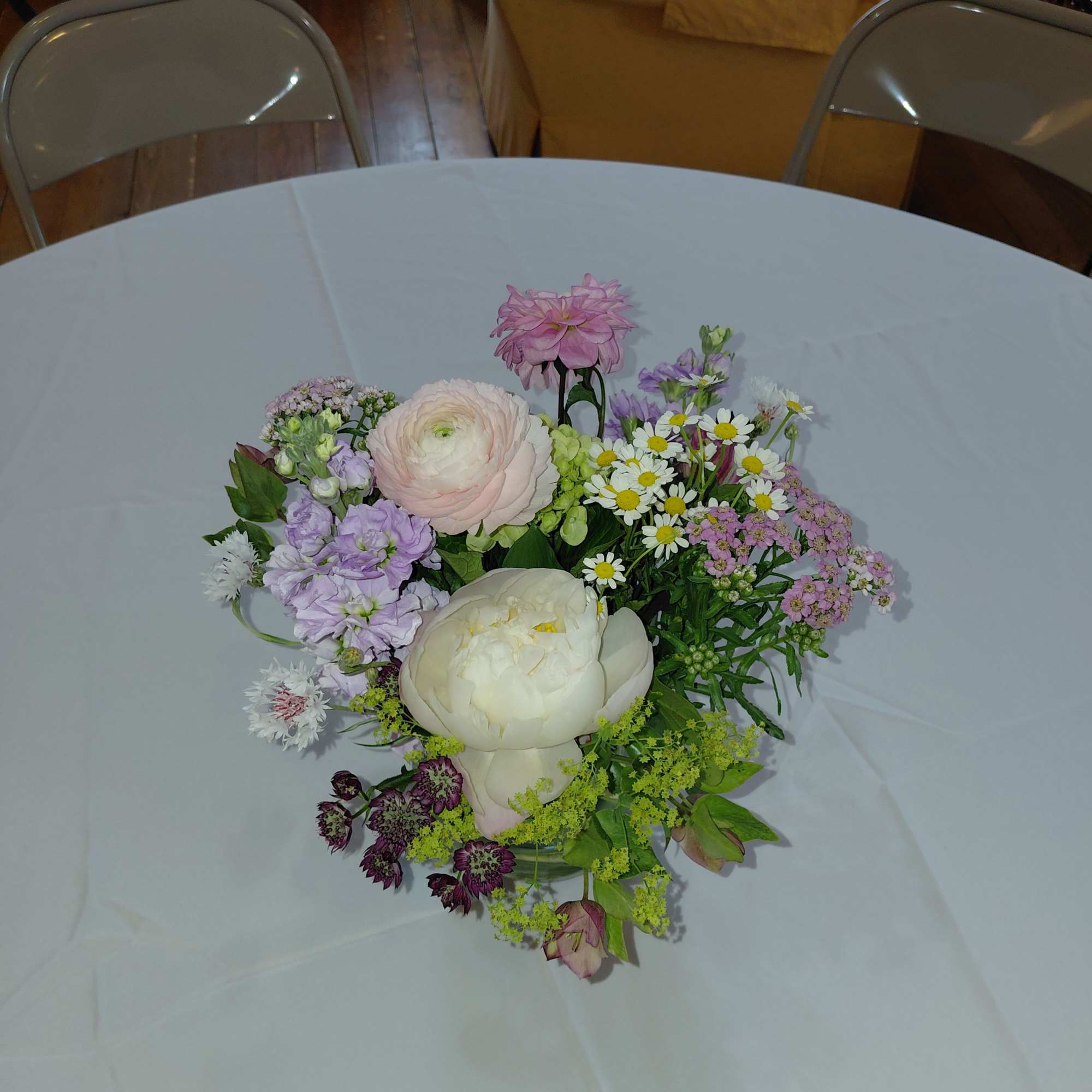 Seasonal Flowers, Roses, Peonies (Seasonal), Ranunculus(Seasonal),  Daisies, Helleborus,  Spray Roses