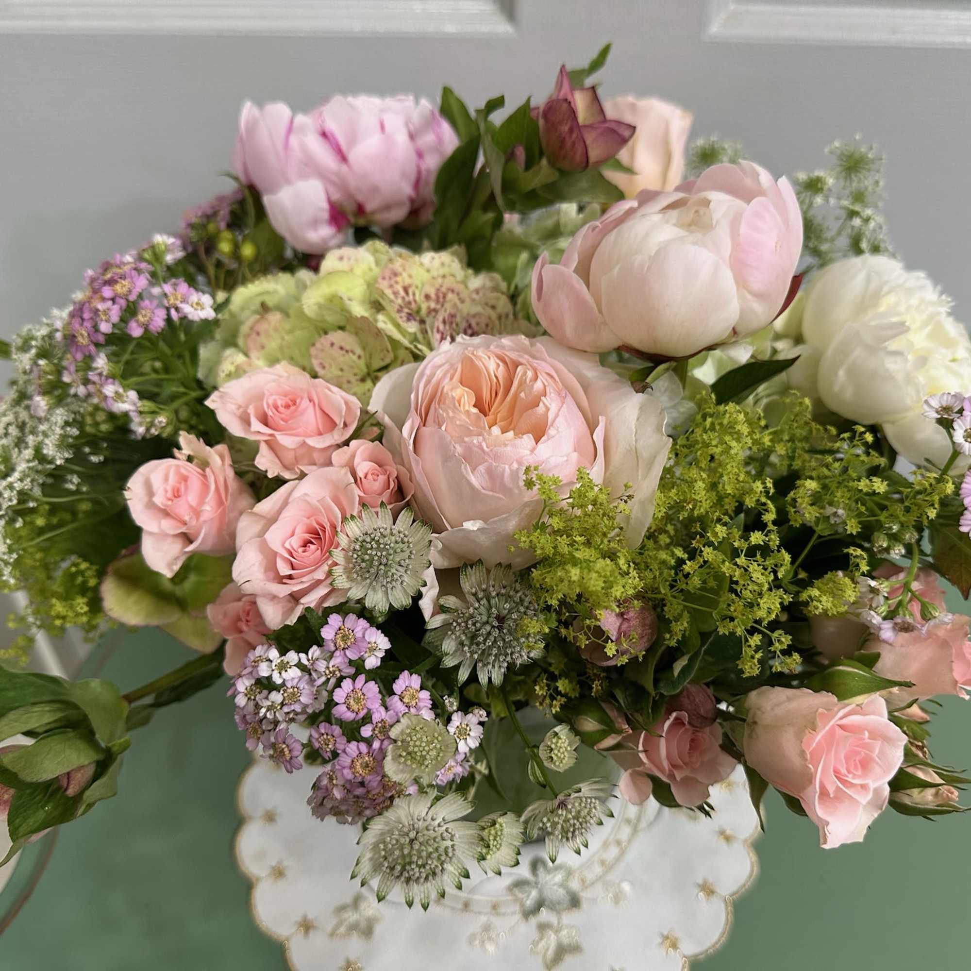 Seasonal Flowers, Roses, Peonies (Seasonal), Ranunculus(Seasonal),  Daisies, Helleborus,  Spray Roses